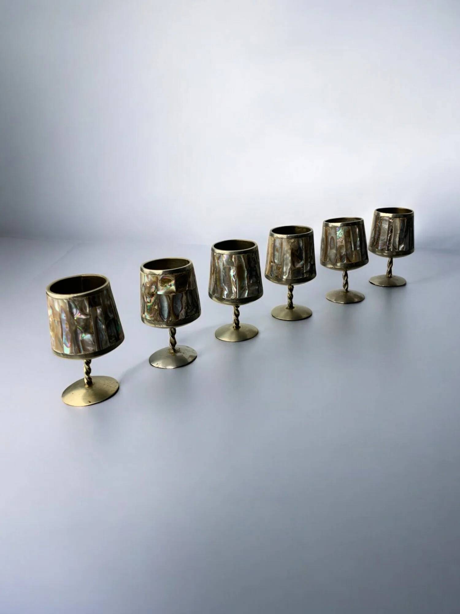 Verres à shot en coquille d'abalone et en alpaga, ensemble de 6, Mexique, années 1970.