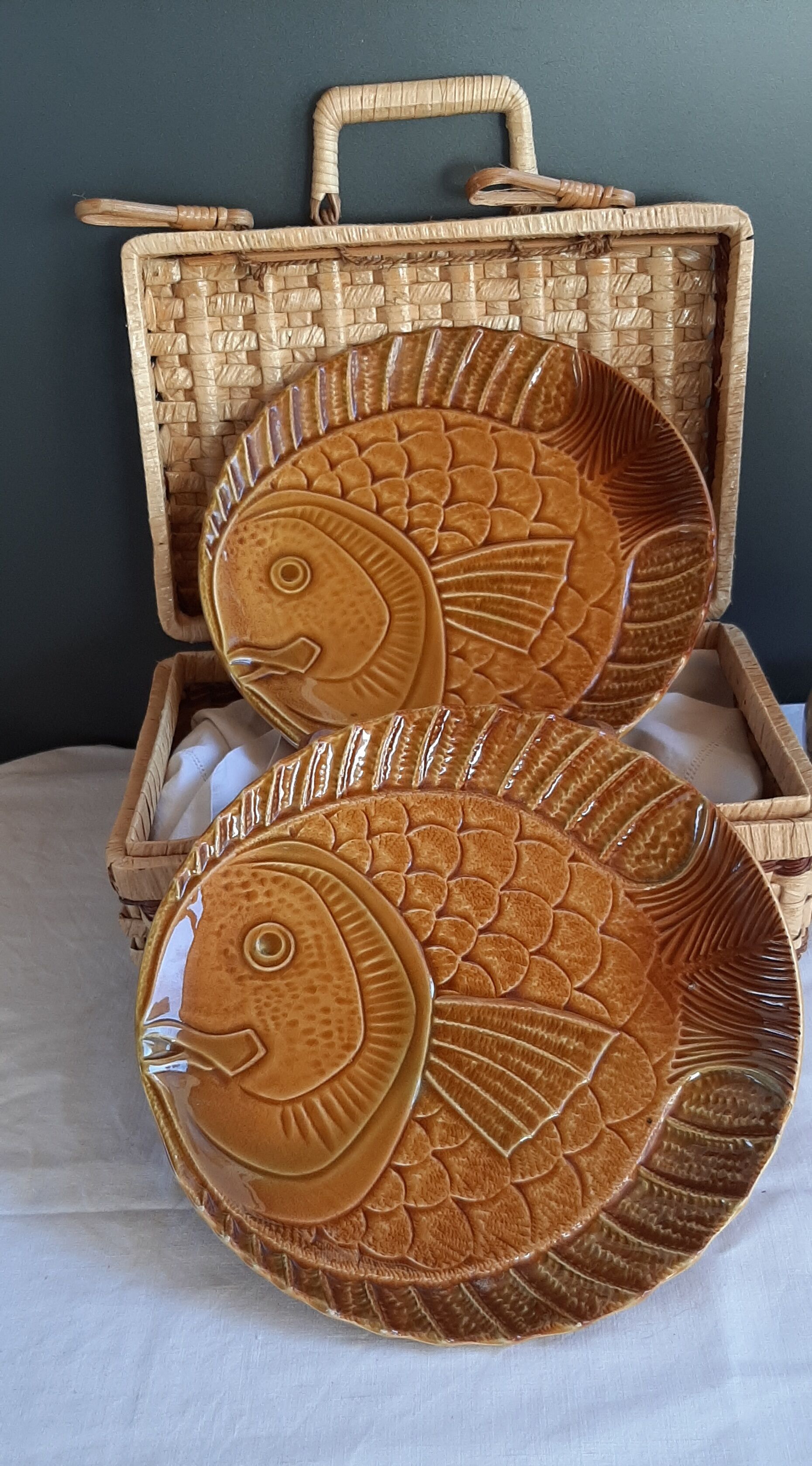 Lot de 2 assiettes en barbotine