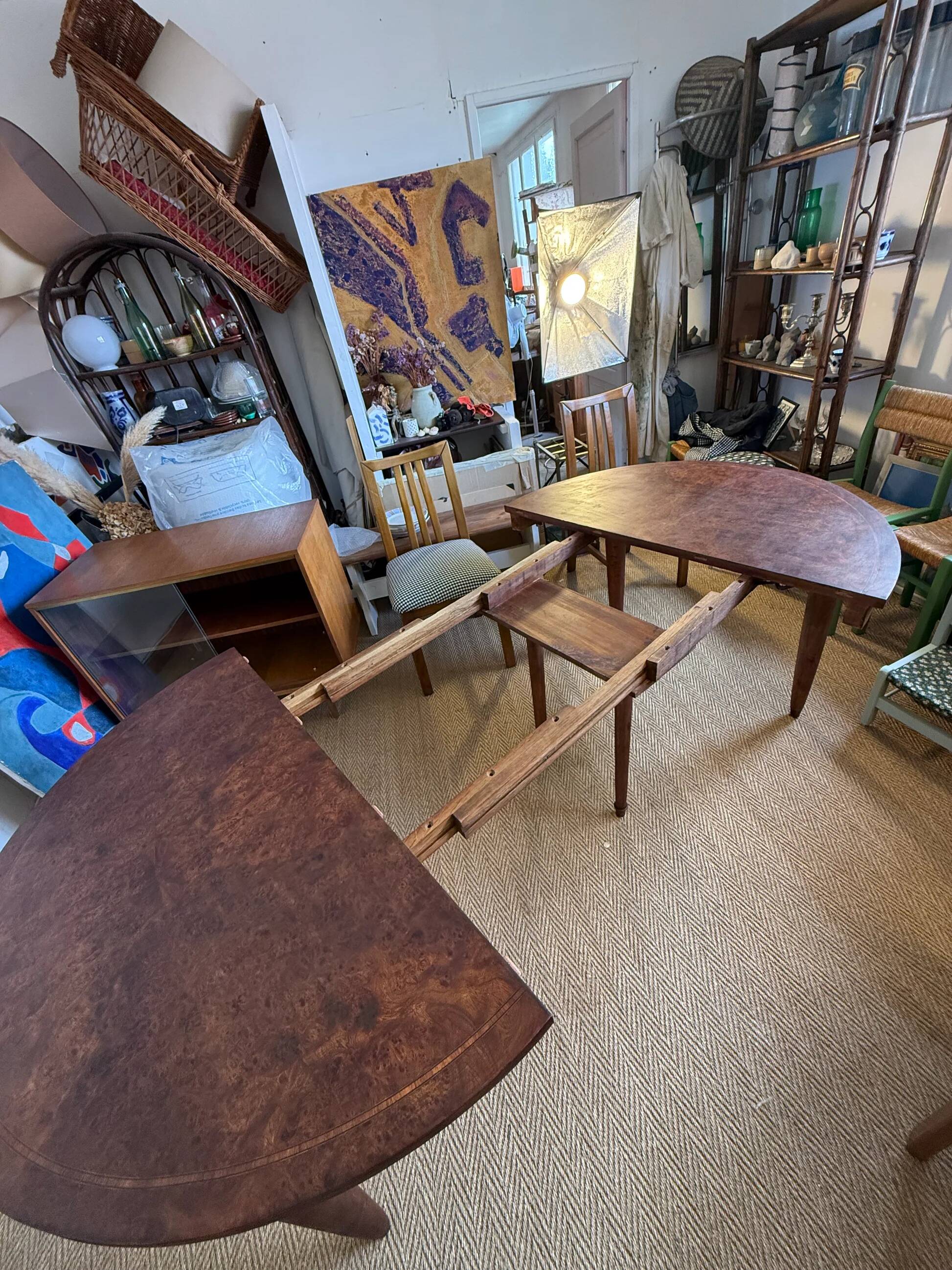 Oval extendable dining table in wood and walnut burl veneer.