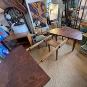 Oval extendable dining table in wood and walnut burl veneer.