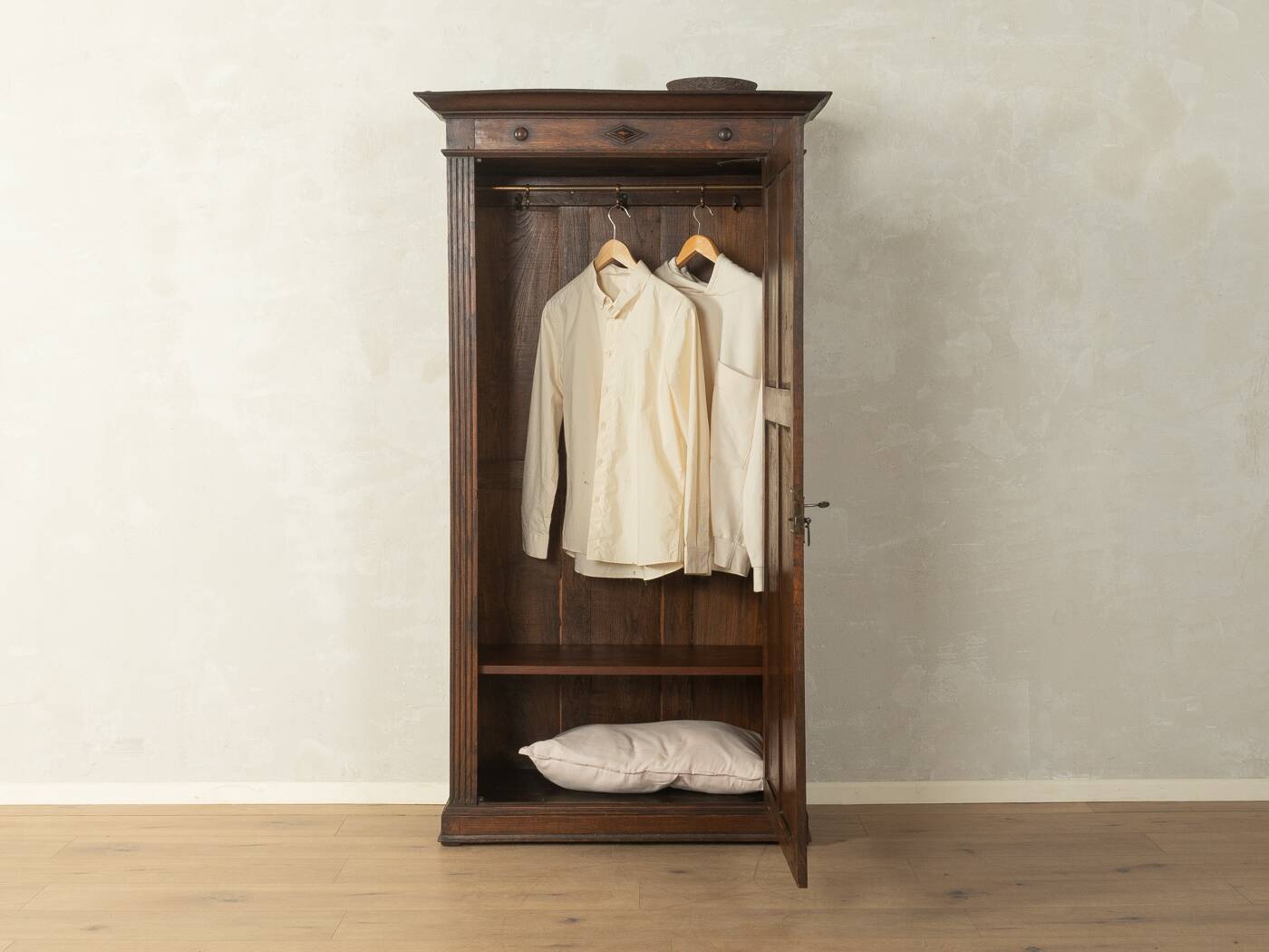 Cabinet en chêne ancien avec panneaux à caissons, vers 1900