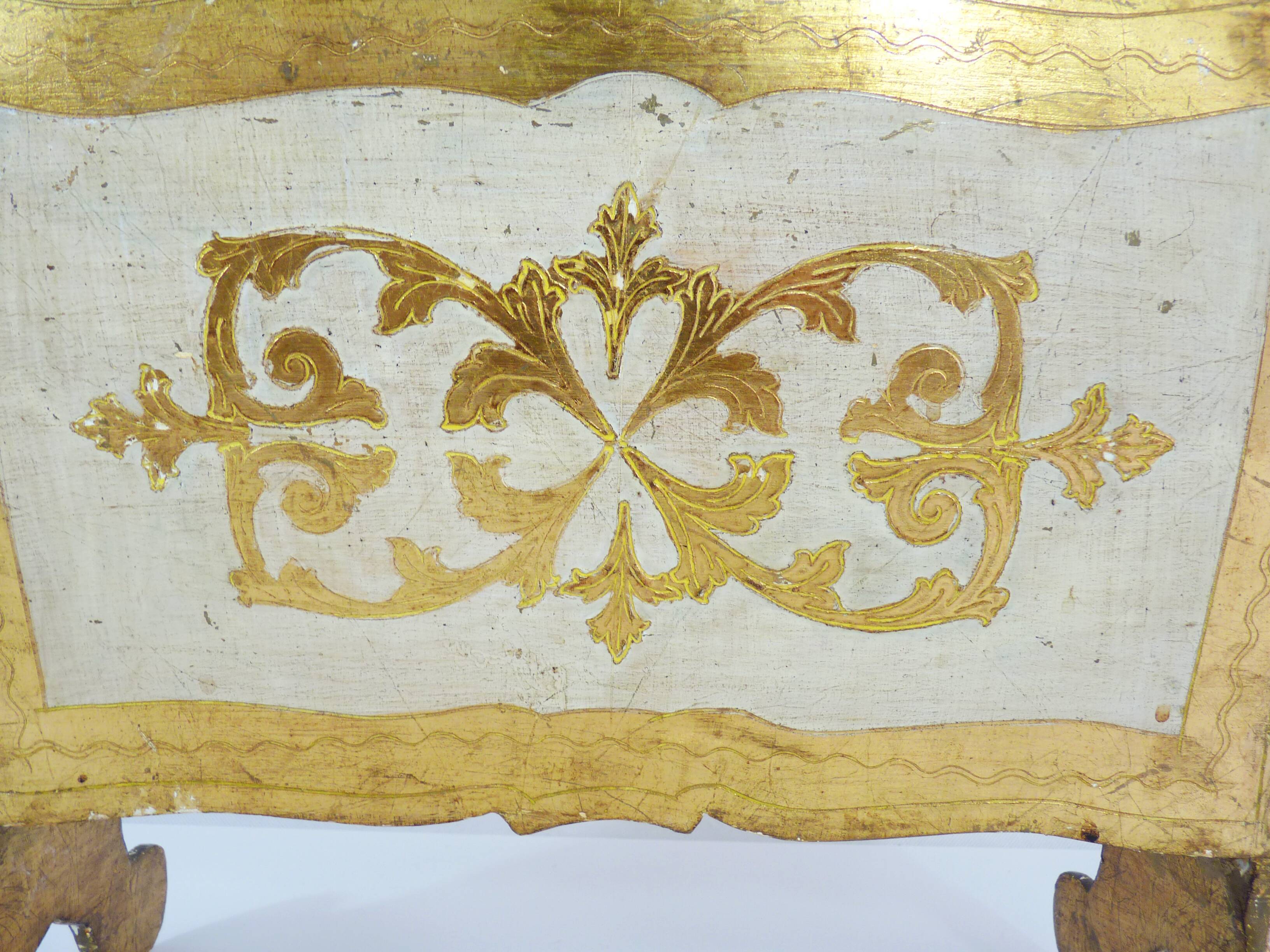 Porte-revues italien florentin en bois or et blanc peint à la main. Année 50