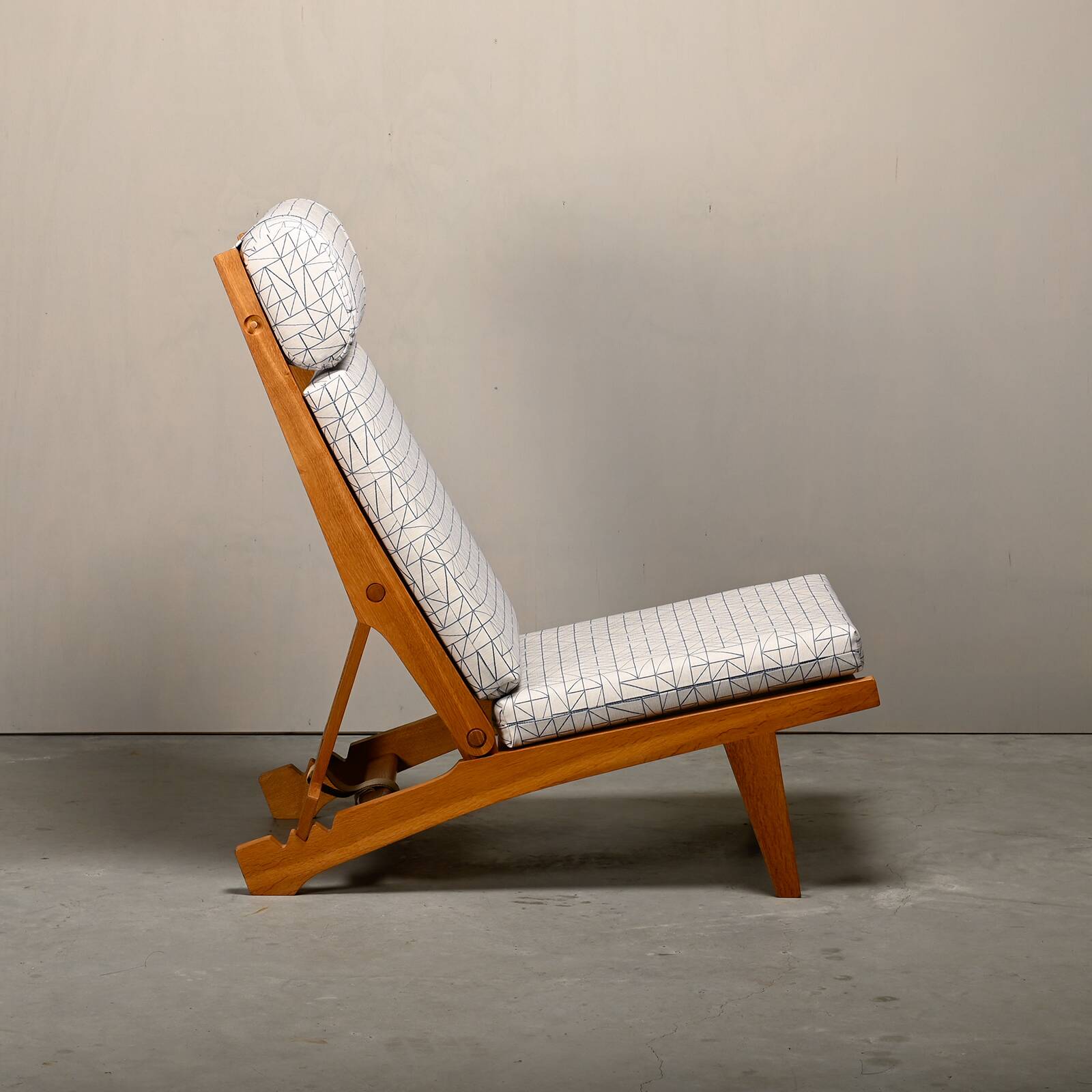 Hans J. Wegner AP71 Lounge Chair, Oak and Graphic fabric for AP Stolen, Den