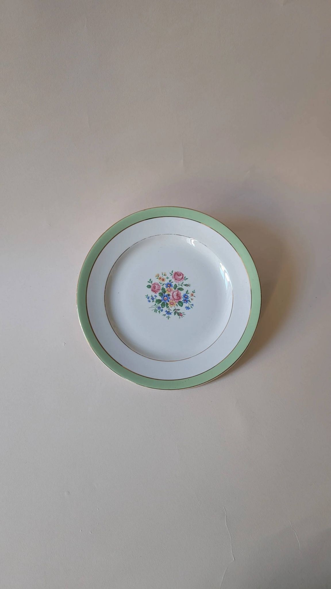 Plat rond en faïence – Moulin des Loups, France