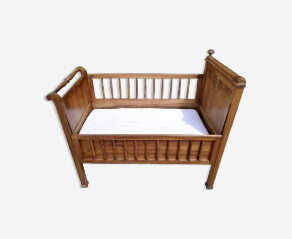 Lit ancien d'enfant à barreaux rétractables en noyer