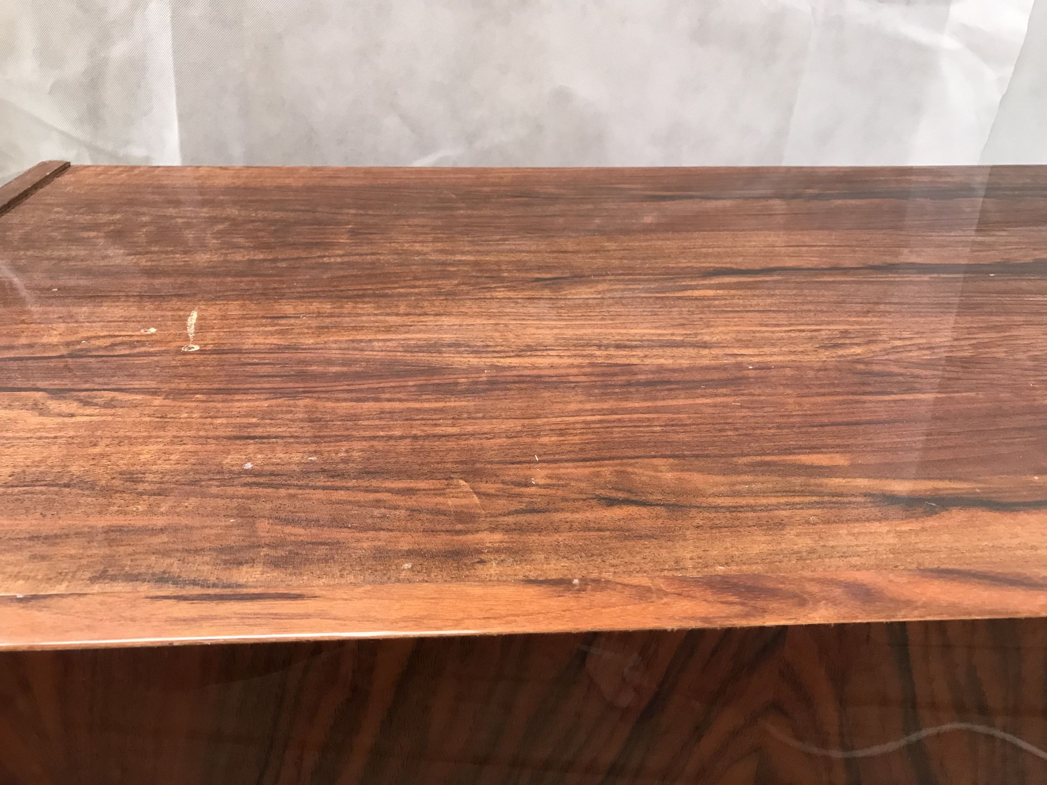 Lacquered 3-drawer chest with rosewood veneer.