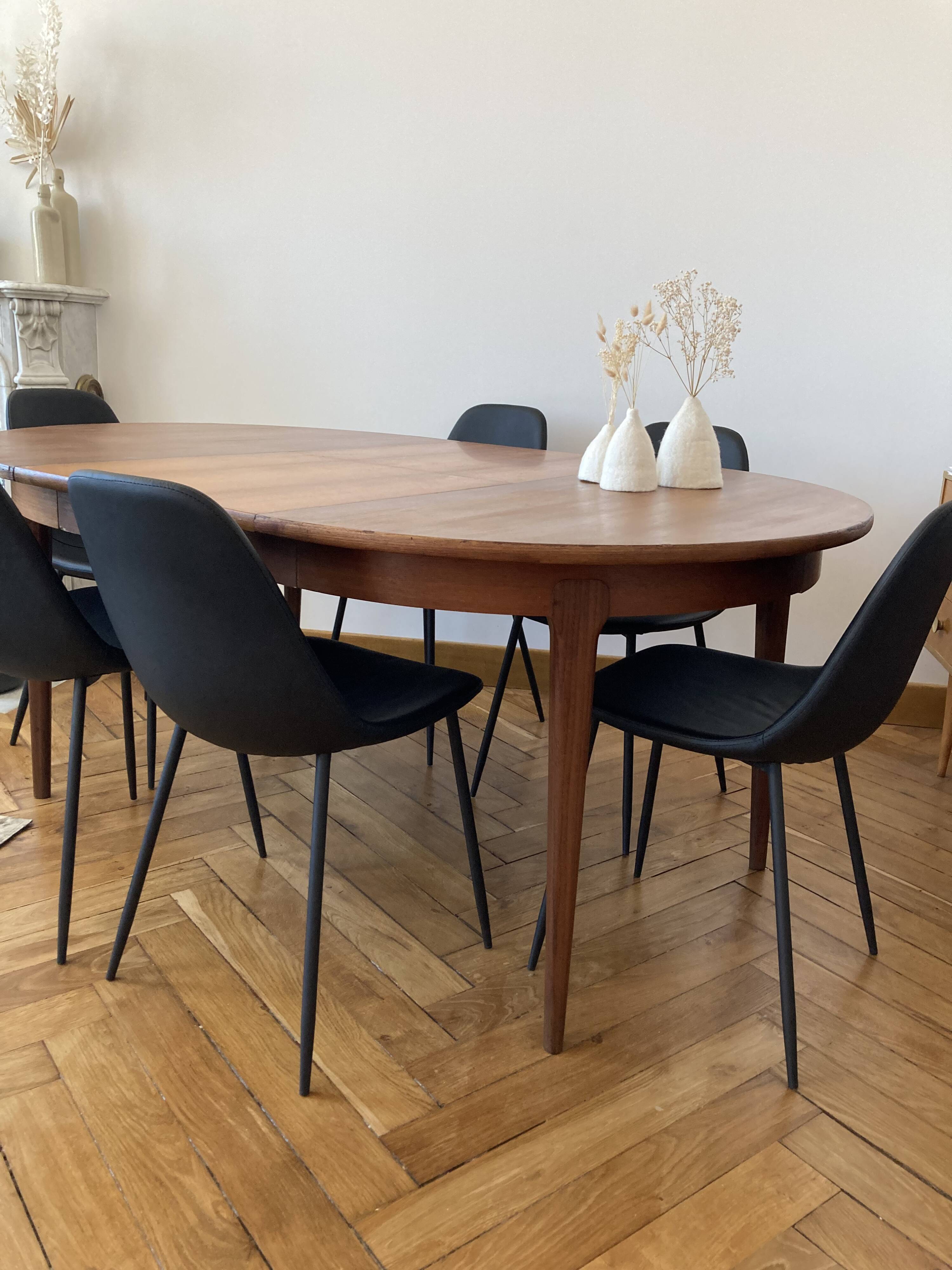 Extendable Scandinavian table