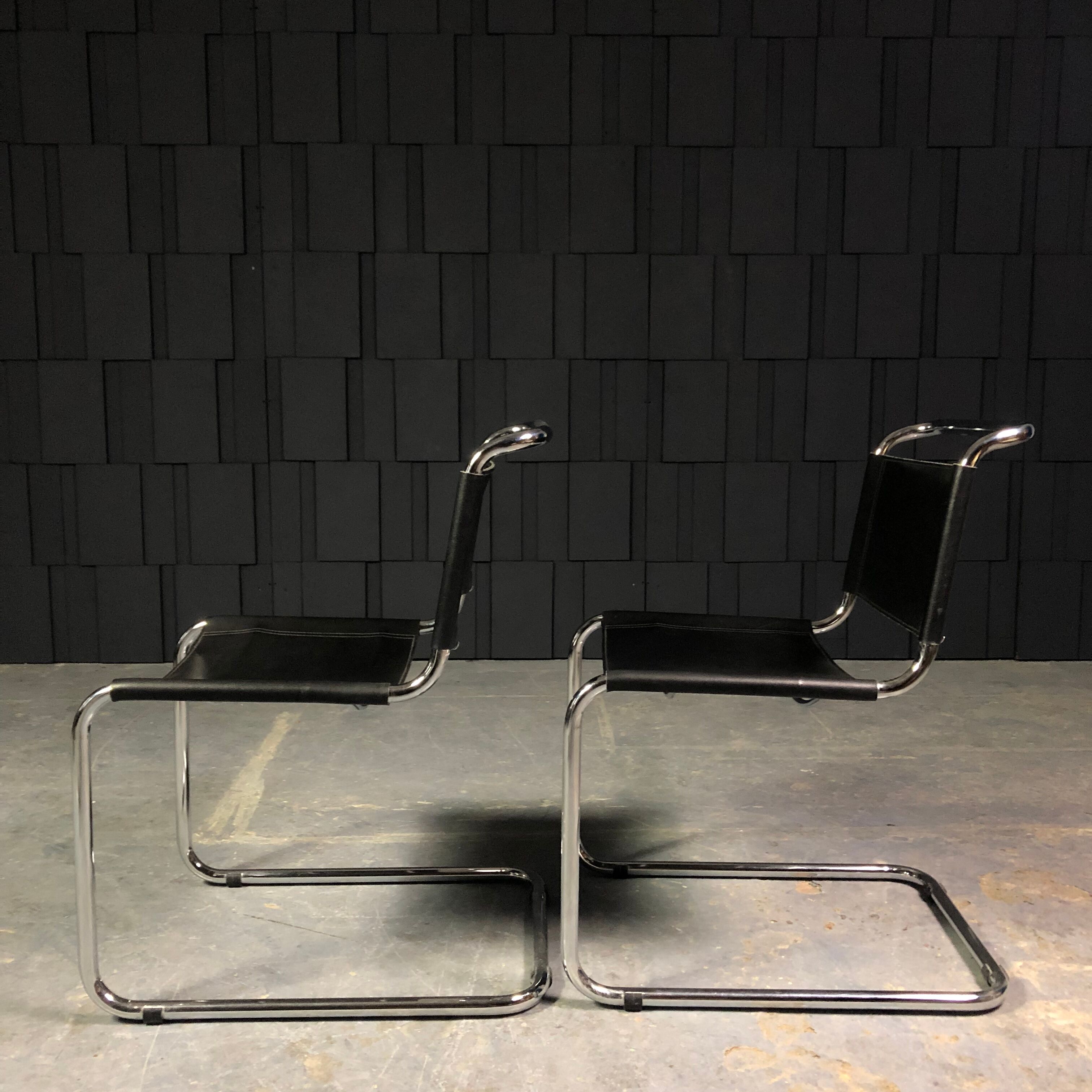 Paire de chaises S33 cuir noir et chrome