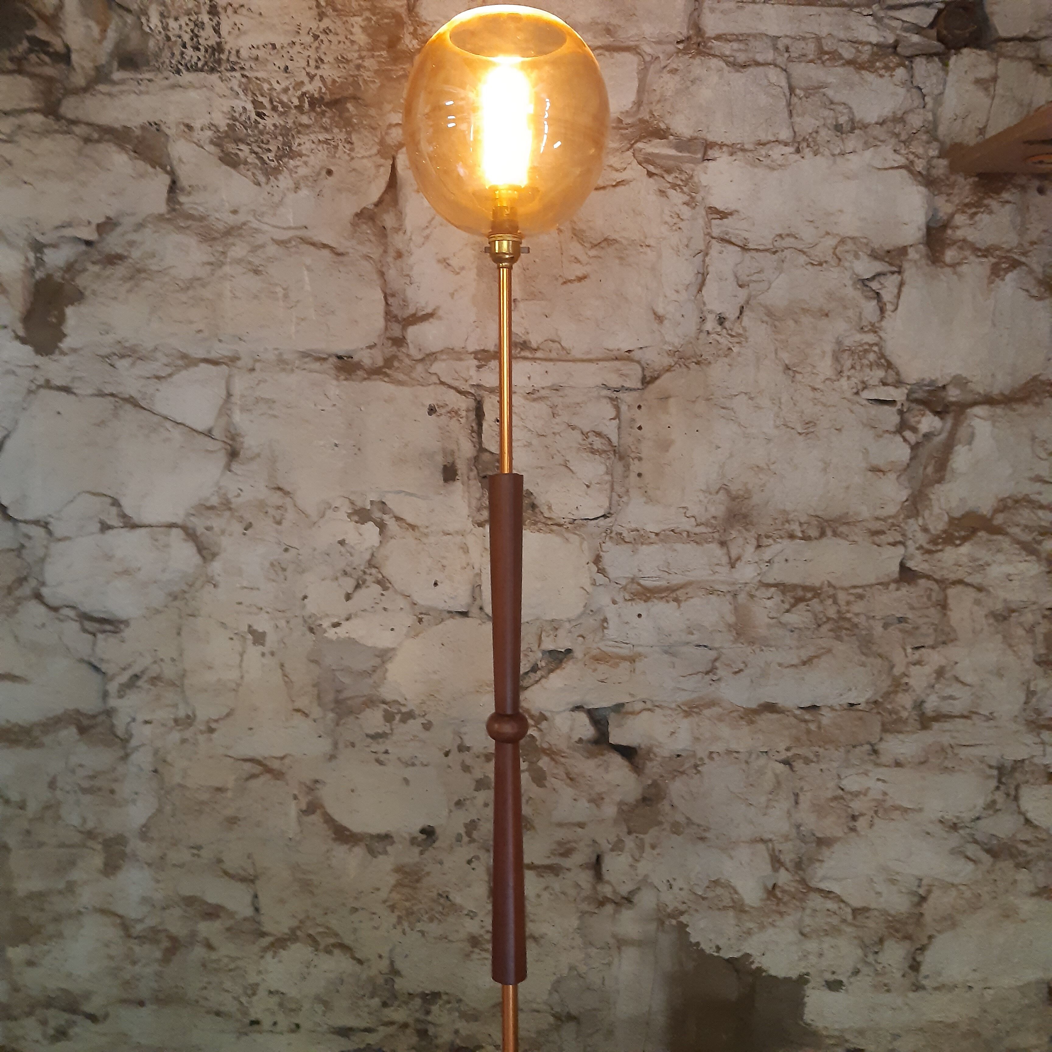 Lampadaire en teck du milieu du siècle