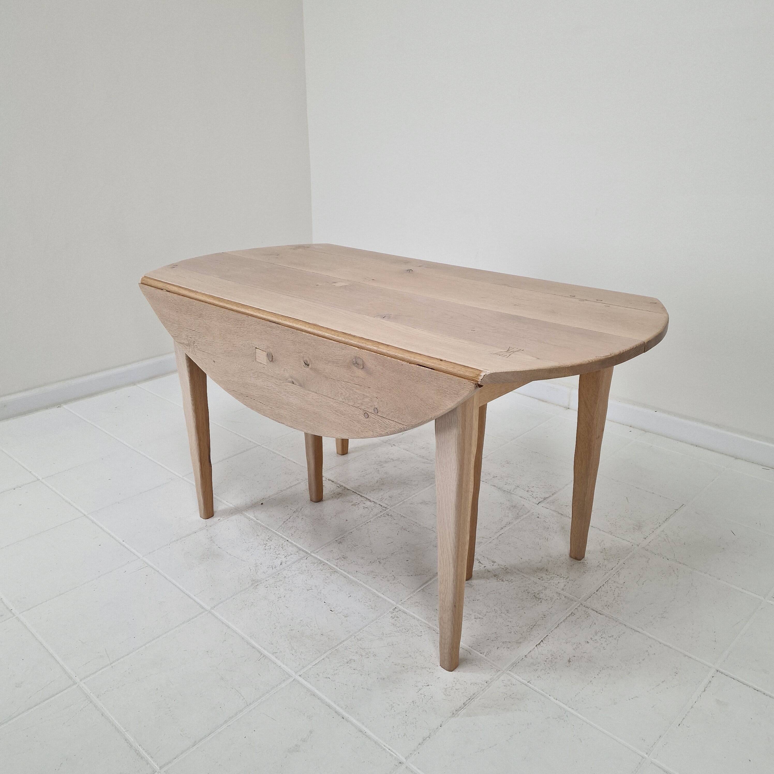 Extendable Solid Oak Dining Table with 2 Leaves