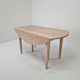 Extendable Solid Oak Dining Table with 2 Leaves