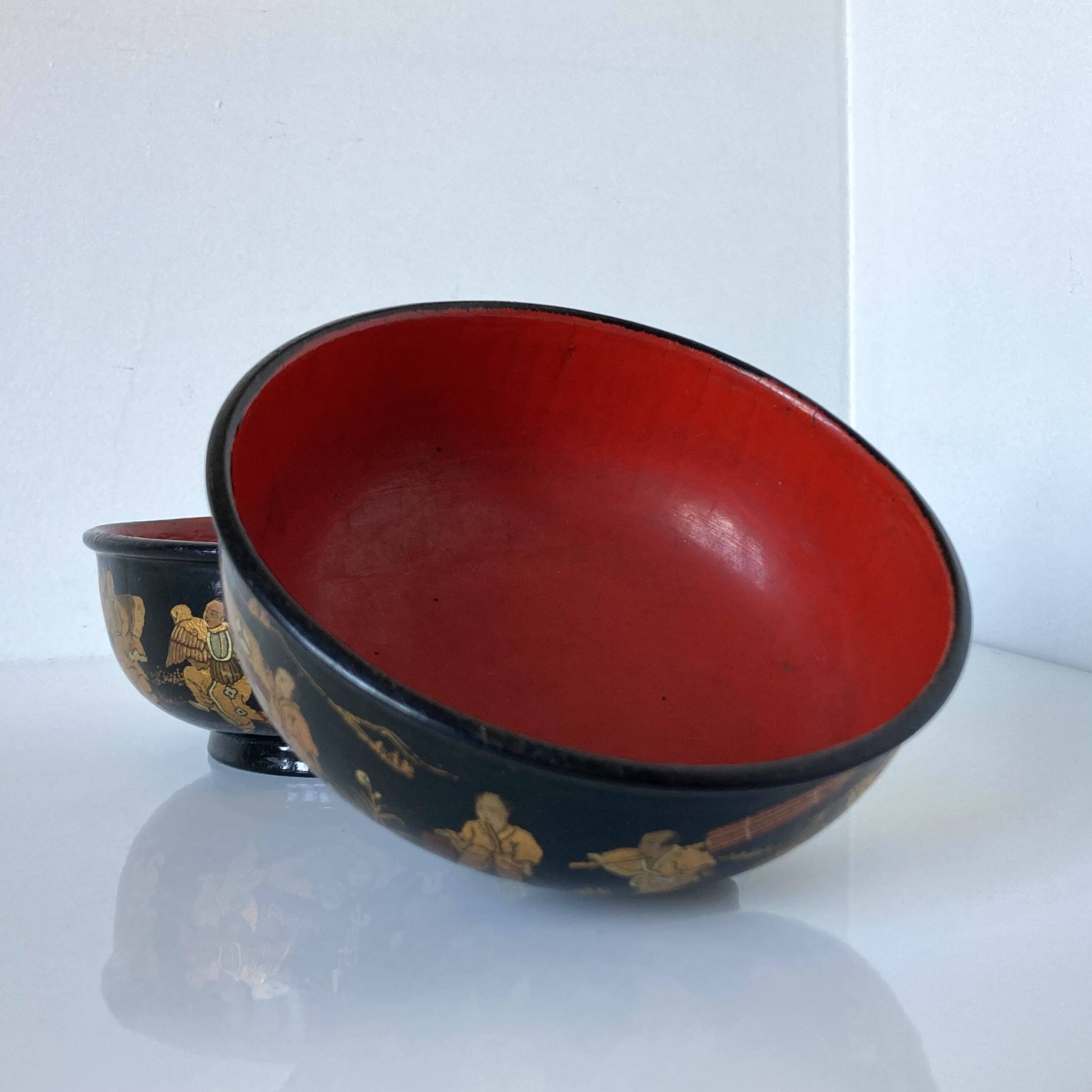 Pair of old bowls in boiled and lacquered cardboard with Chinese or Japanese decoration.