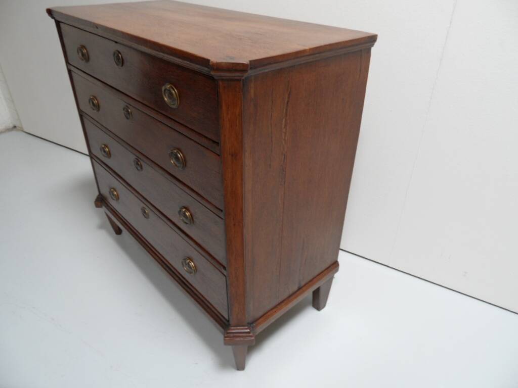 Antique oak chest of drawers