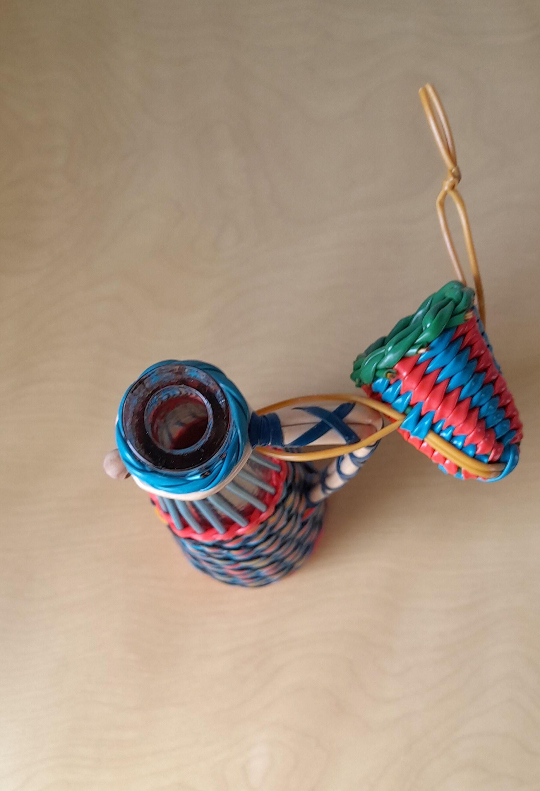 Bottle scoubidous conical