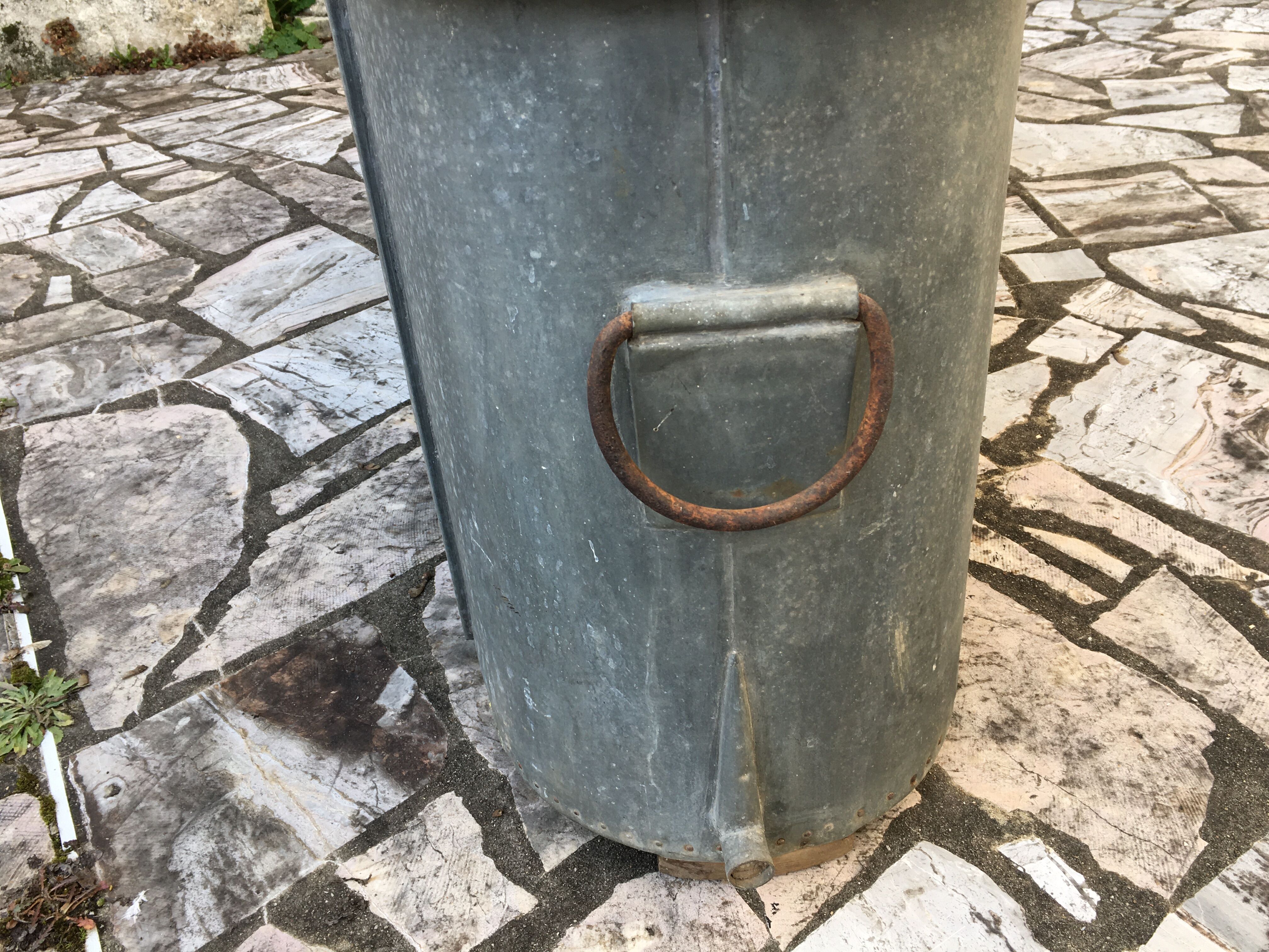 Zinc bathtub of the nineteenth