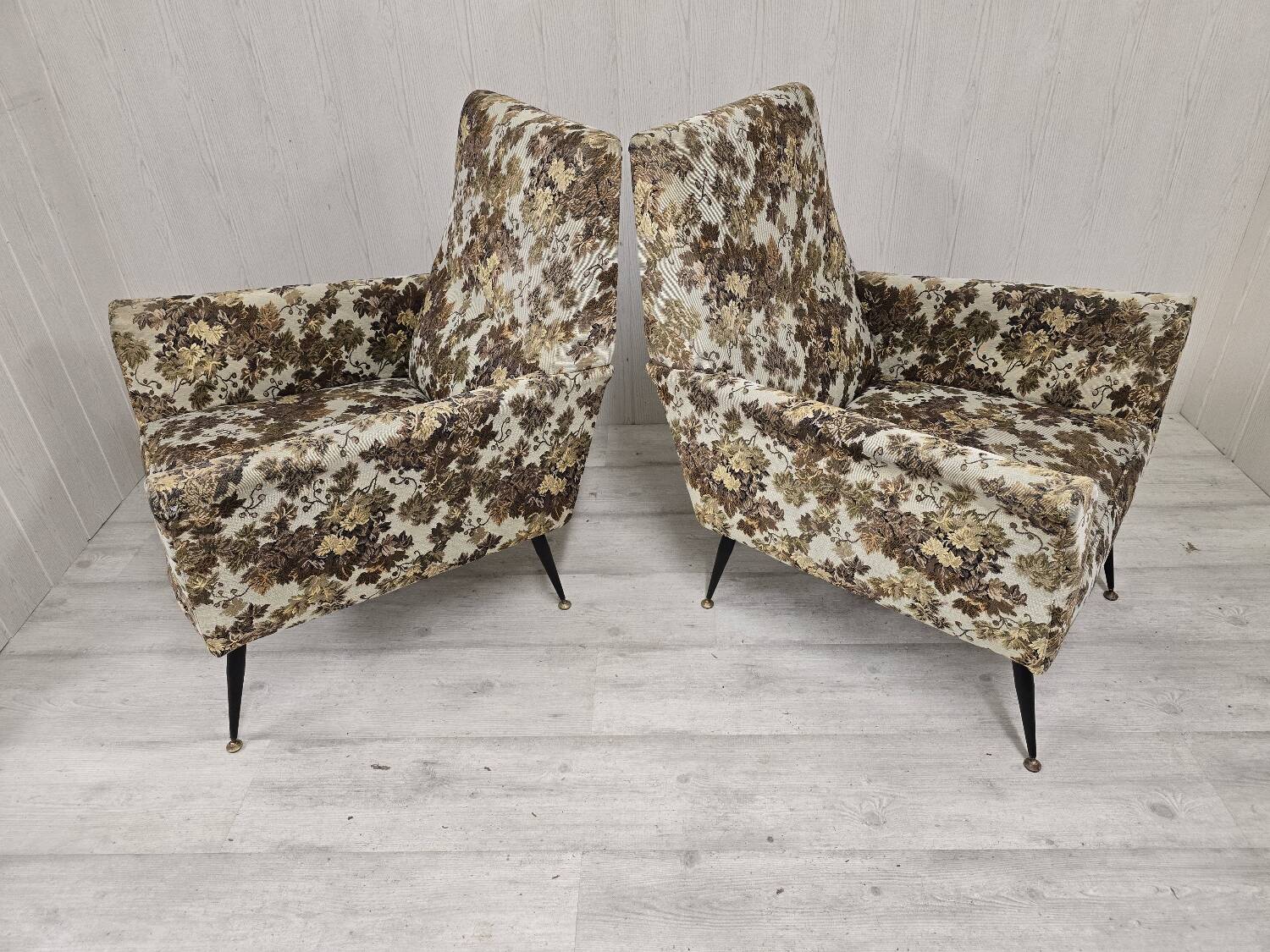 Pair of Mid-Century Design armchairs – jacquard upholstery with tapered legs