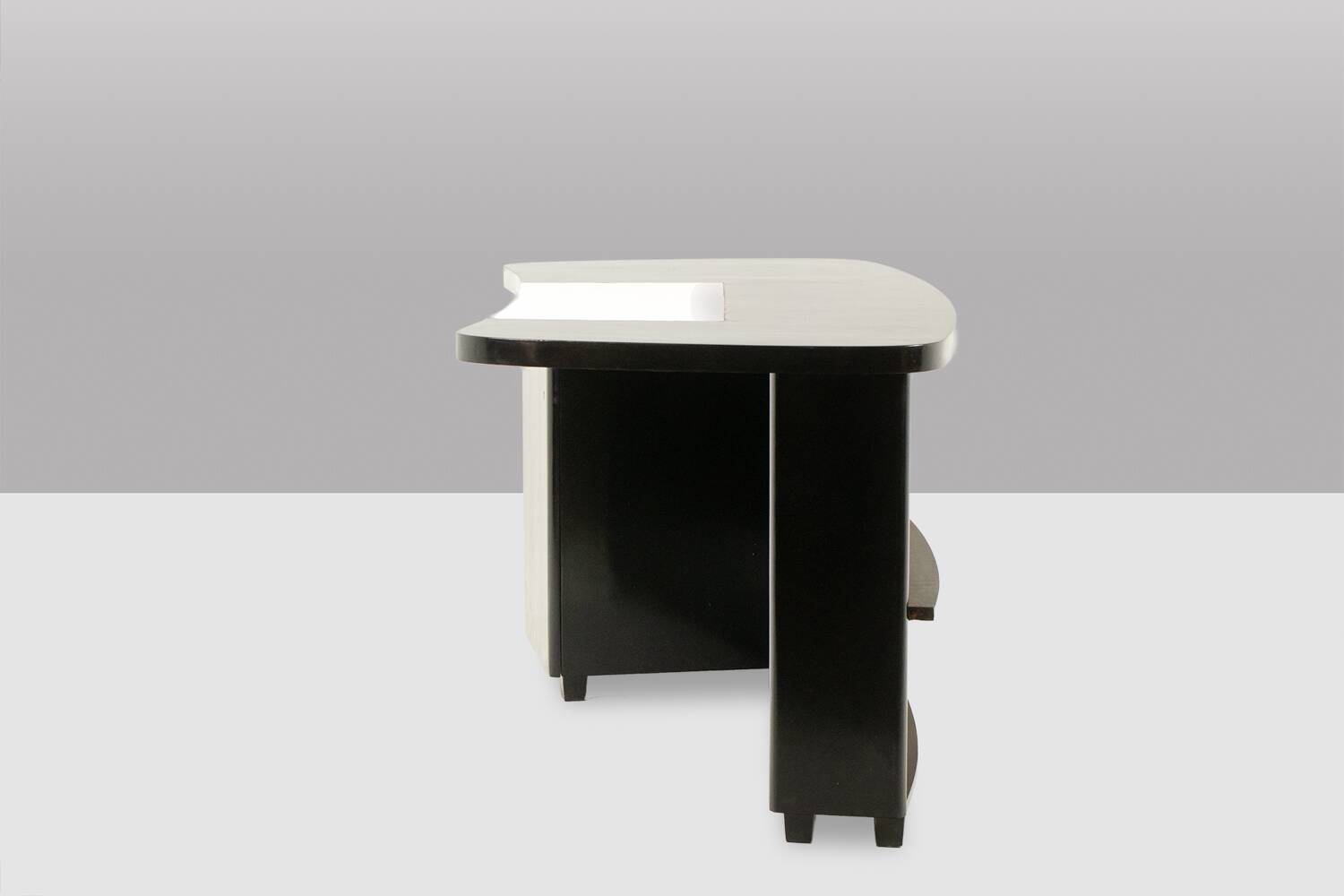 Art Deco kidney-shaped desk, in black lacquered wood. 1930s.