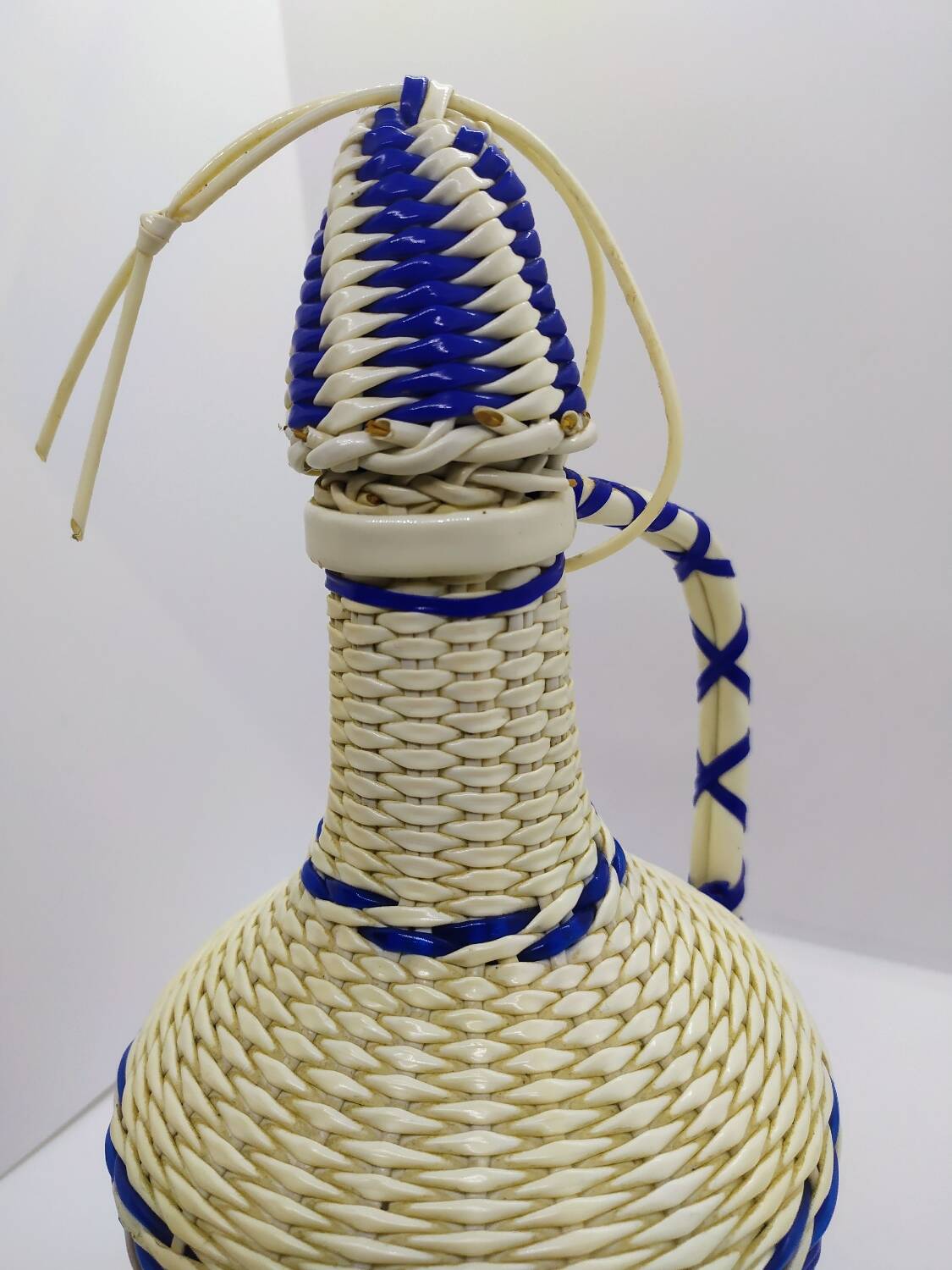 Glass bottle and scoubidou