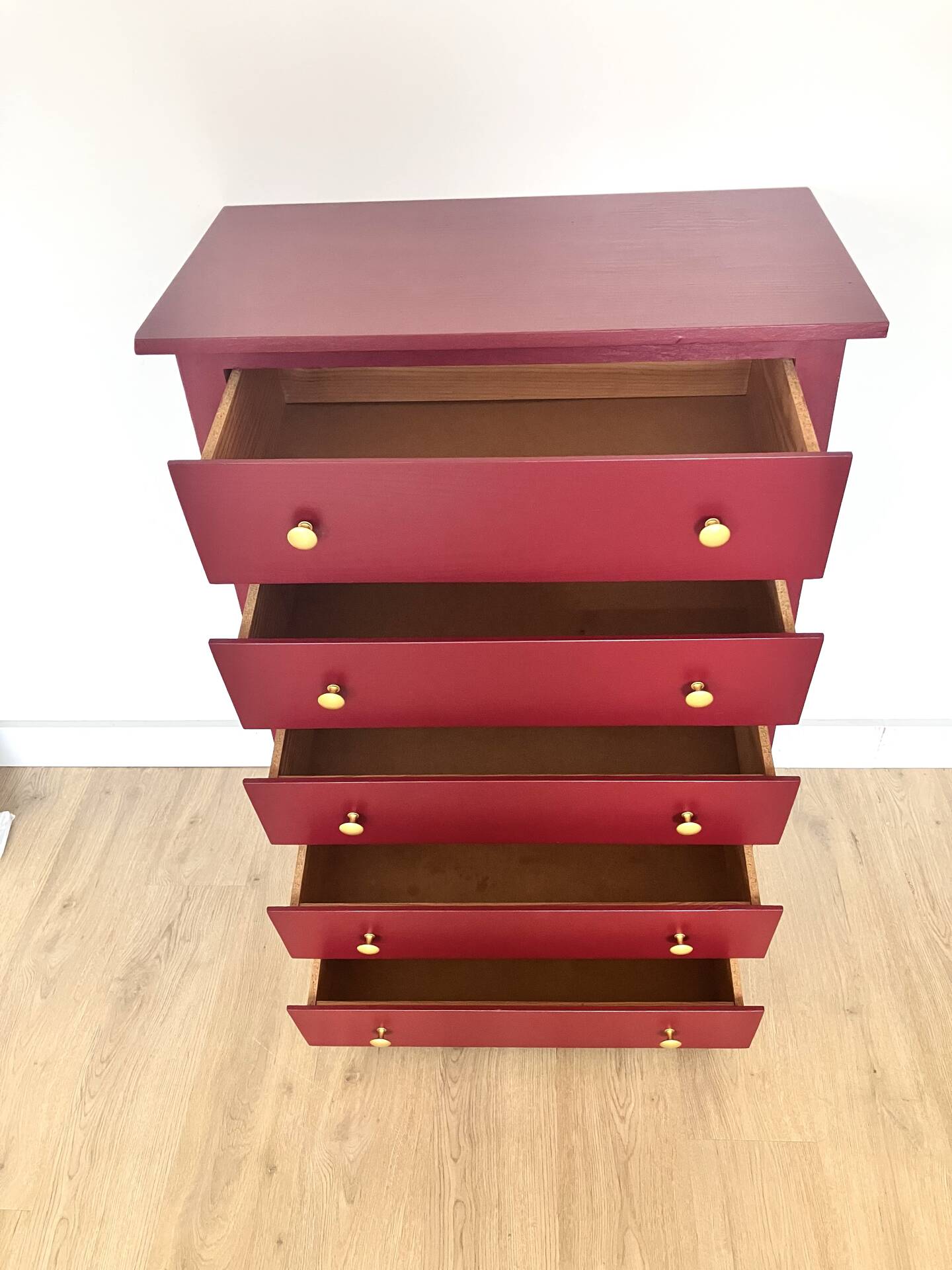 Chest of drawers with 5 drawers in black cherry.