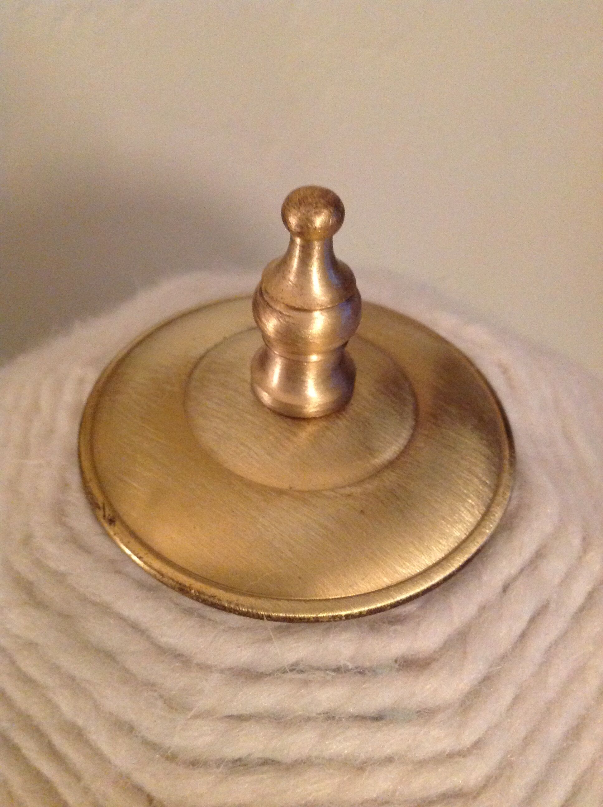 Lampe en laiton brossé et abat jour en laine  ecru  vintage années 70