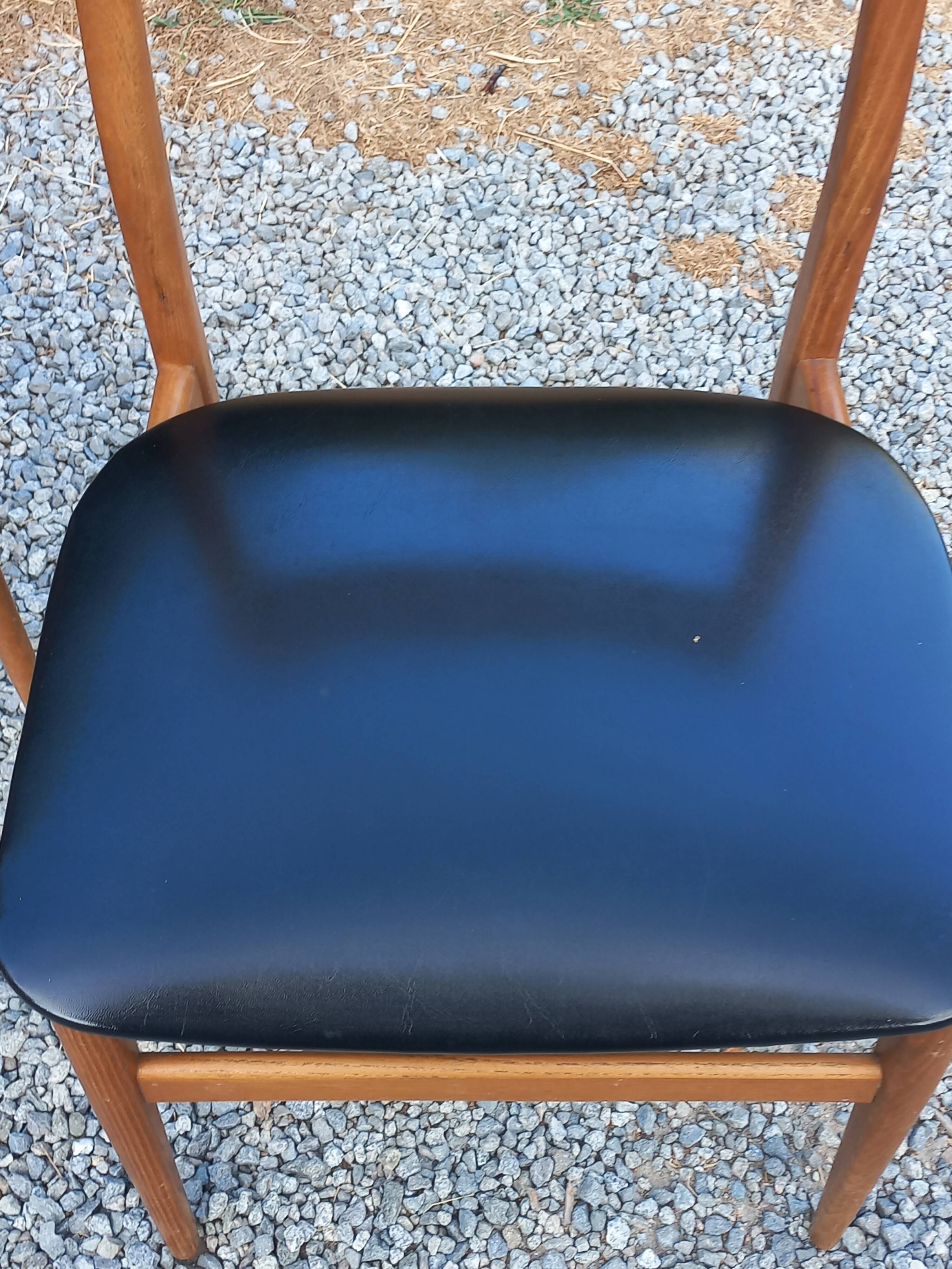 Set of 4 Scandinavian-style teak chairs from the 1970s.