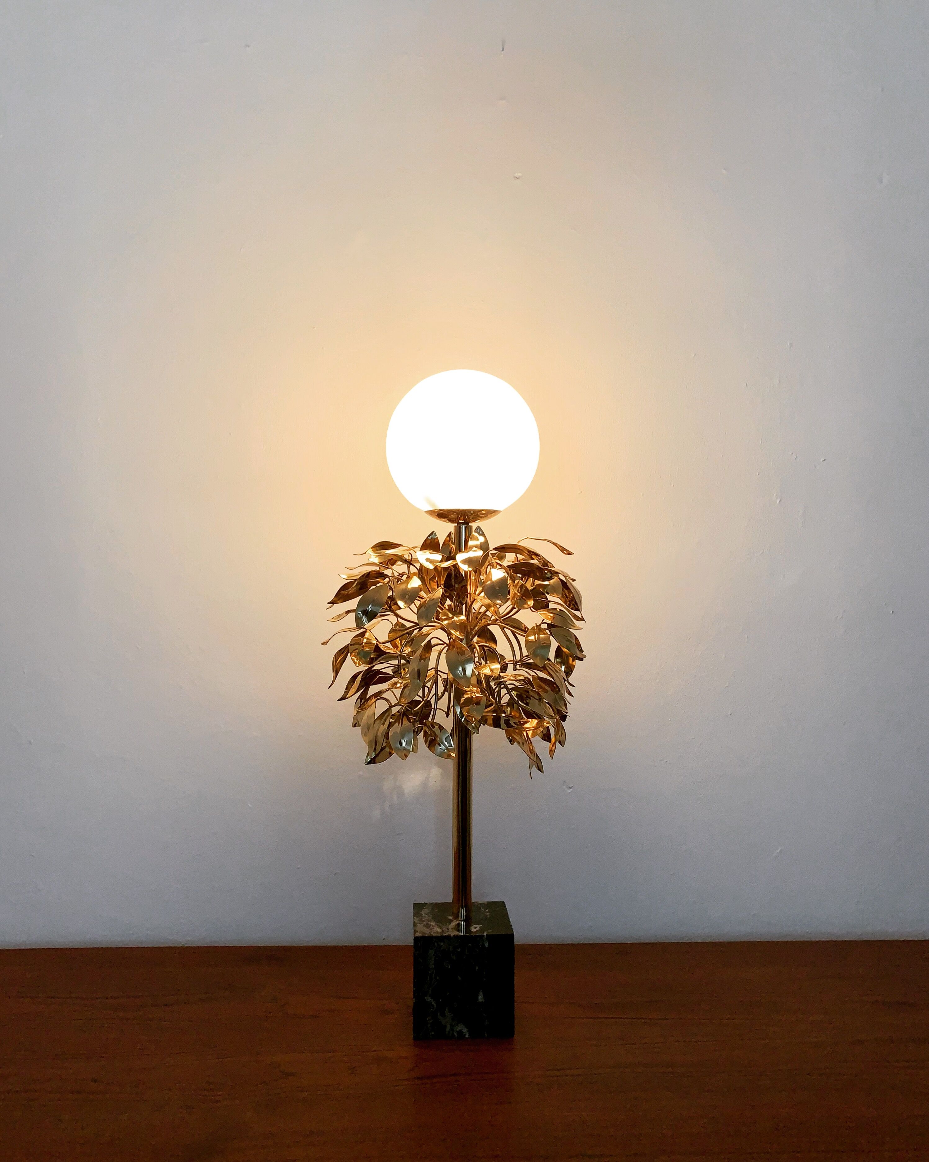 Gilded  italian Hollywood Regency bay leaf table lamp by Sergio Terzani