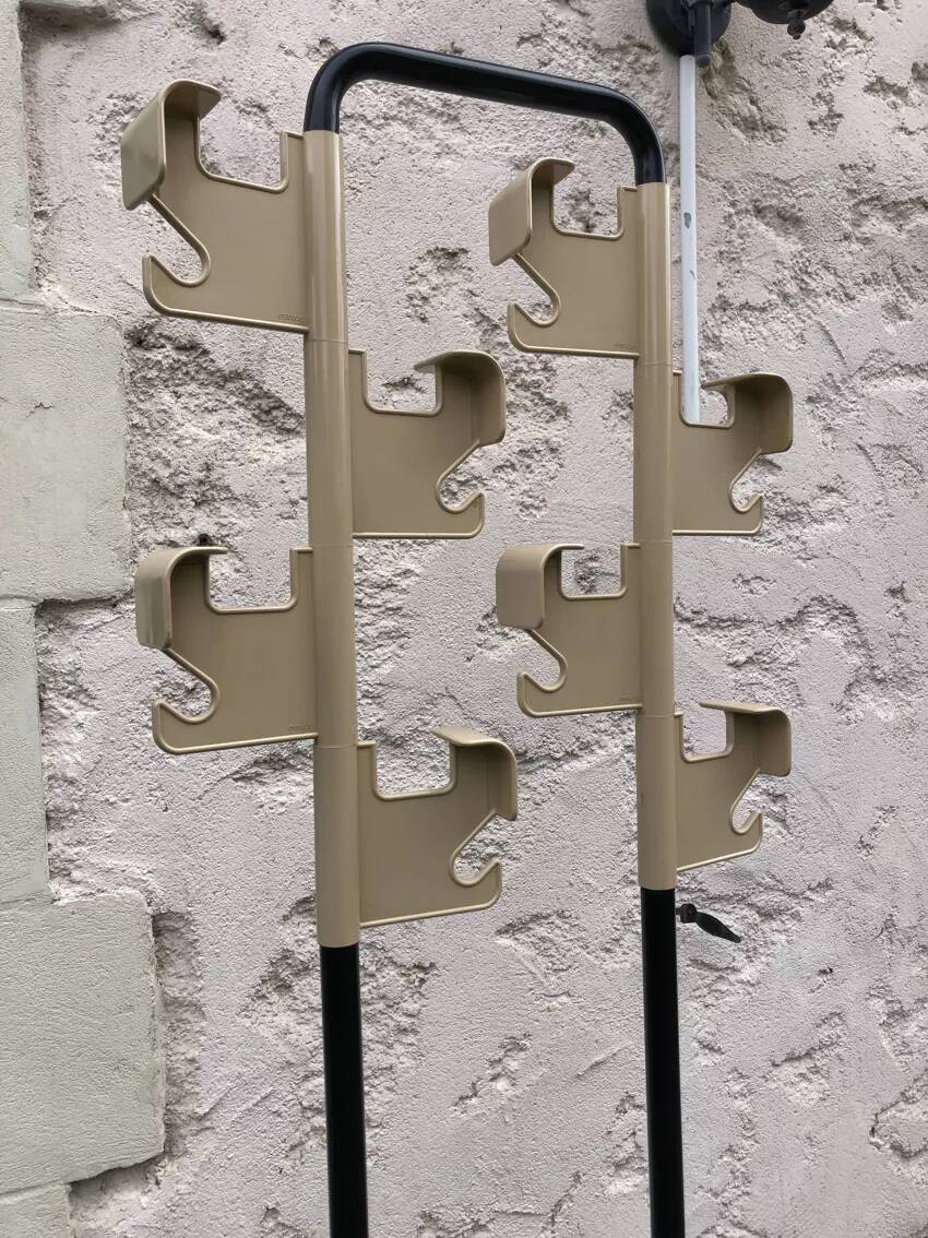 Porte-manteau beige et noir Manade de Jean-Pierre Vitrac