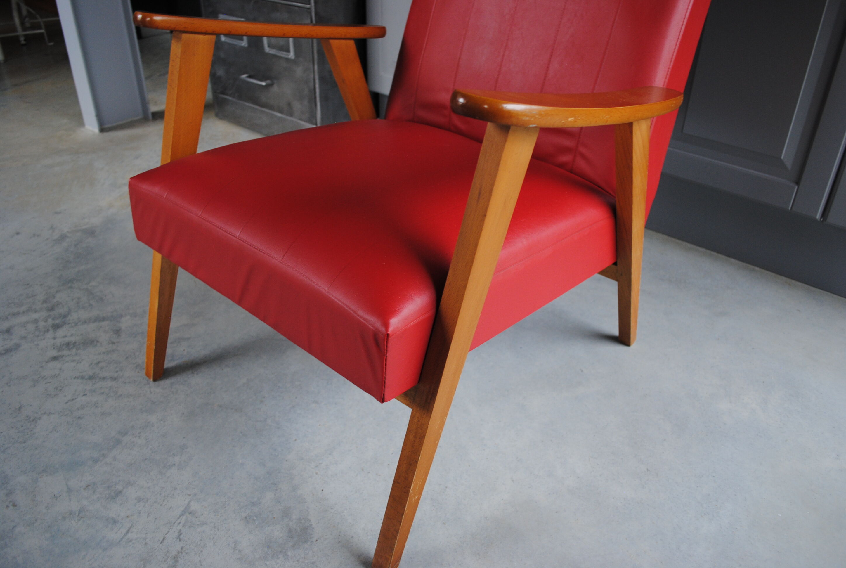 Fauteuil en skaï rouge années 60