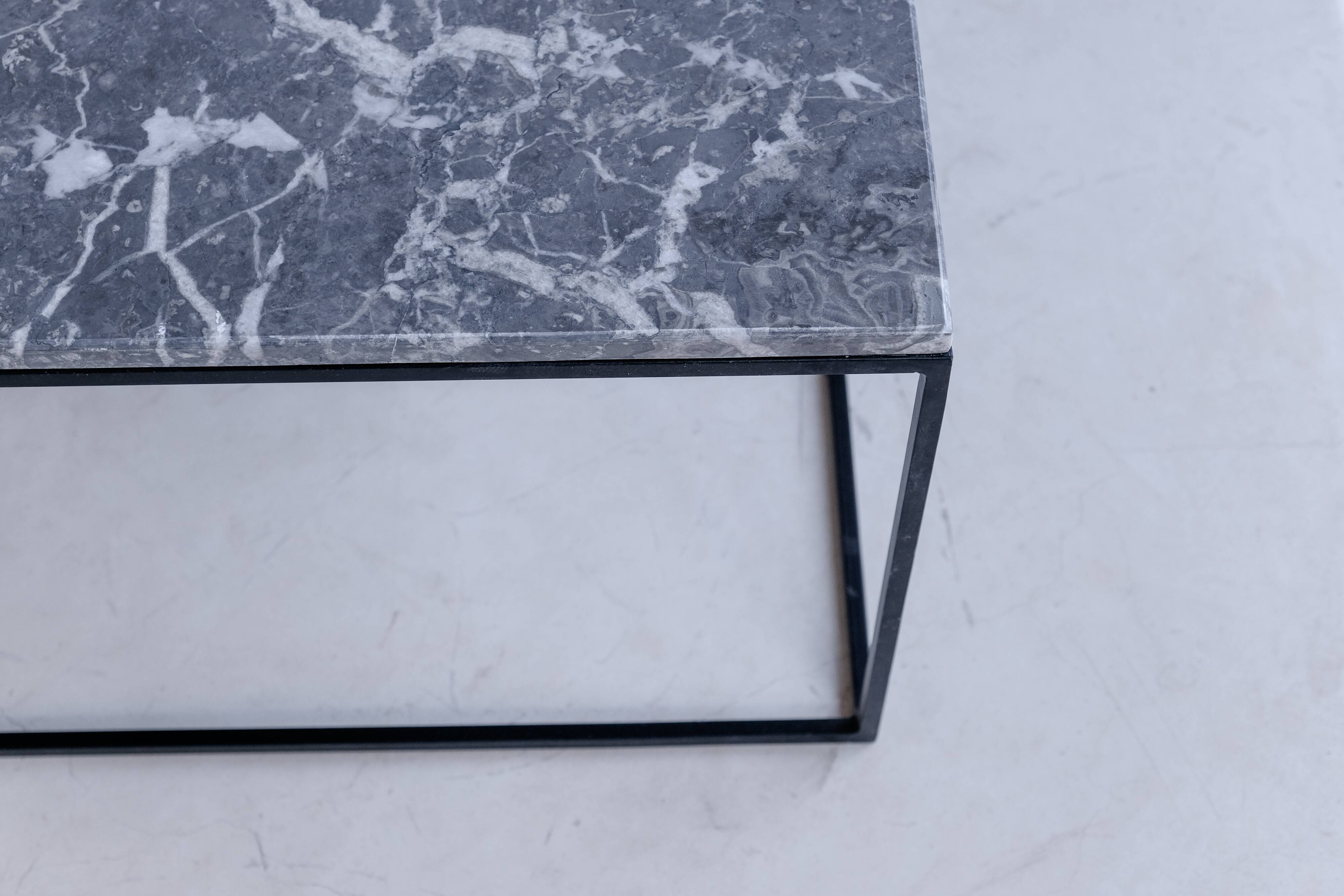 Table basse carrée en marbre gris emperdor l90xp90xh40, piètement noir.