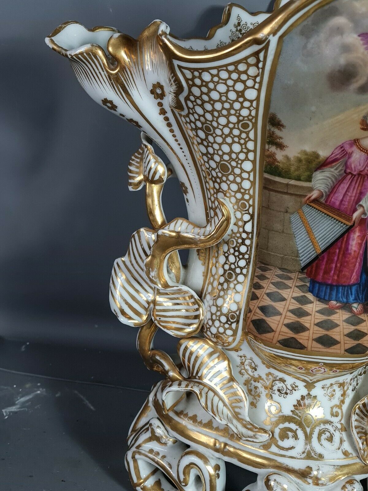 Imposing wedding vase porcelain Vieux Paris around 1830-1850 42x42 cm.