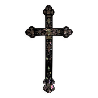 Croix en bois Indochine début XXe avec incrustations de nacre