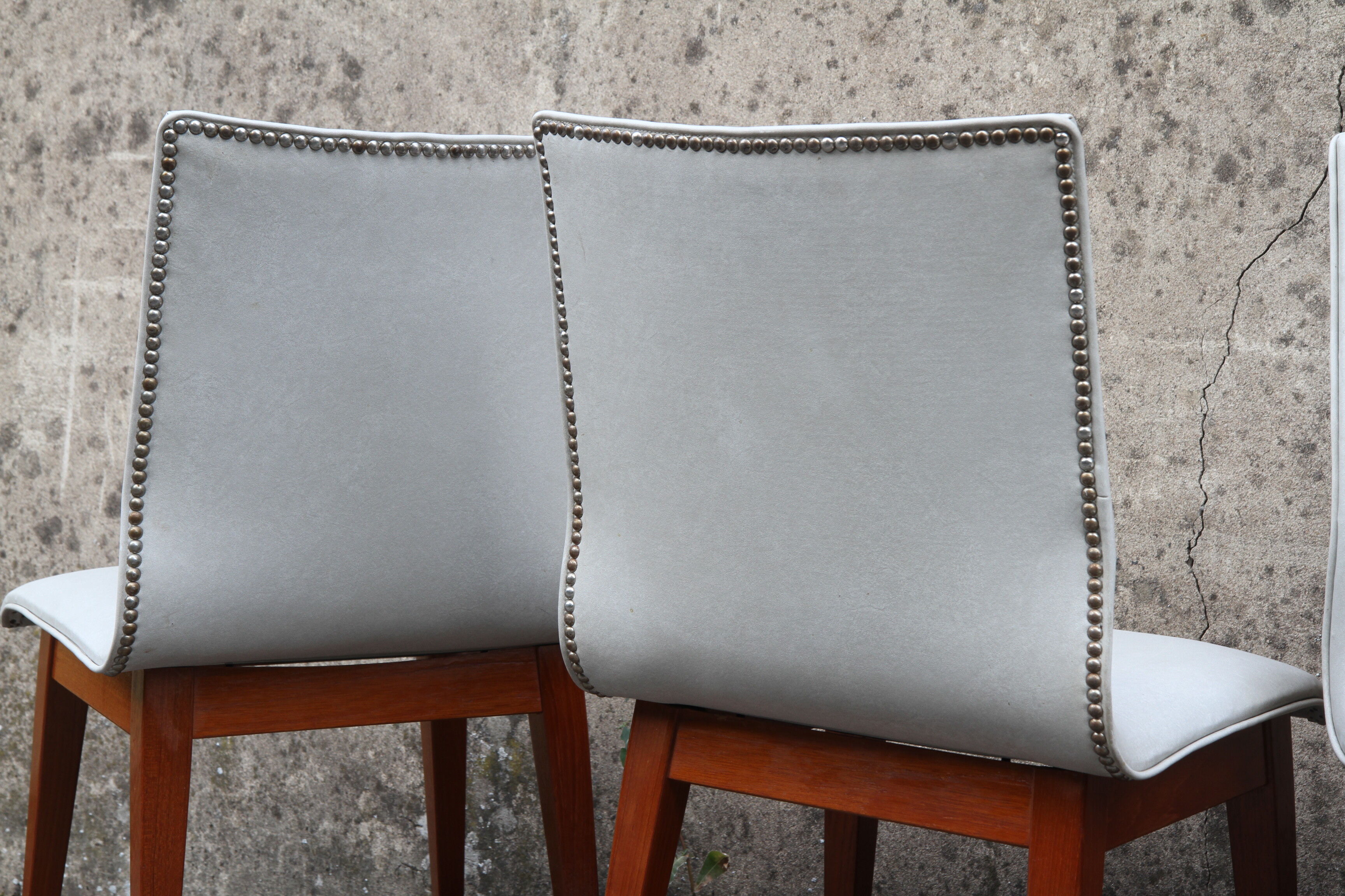 Lot de 4 chaises en simili cuir des années 1950