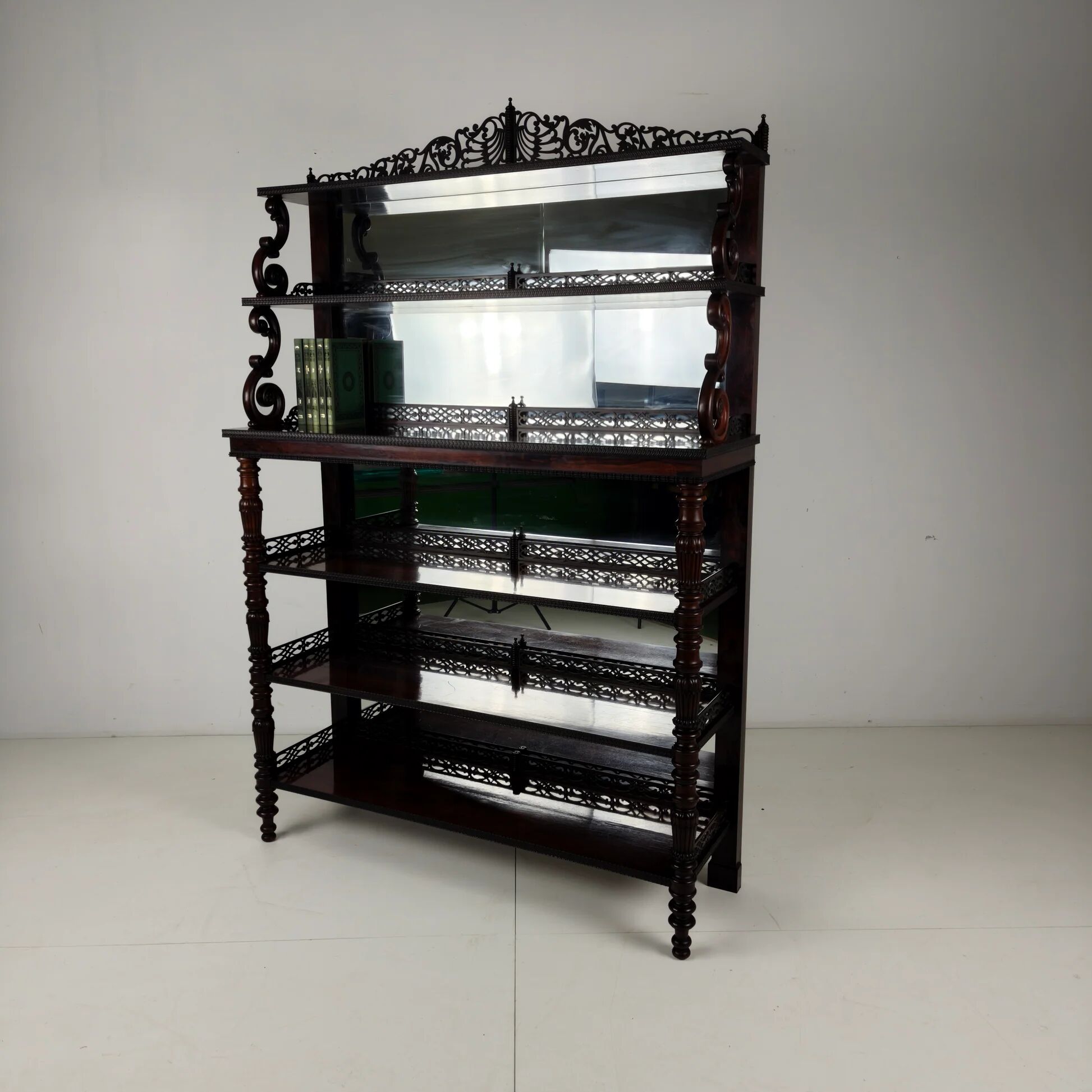 Fine quality étagère with crest – Regency / William IV period, 19th century