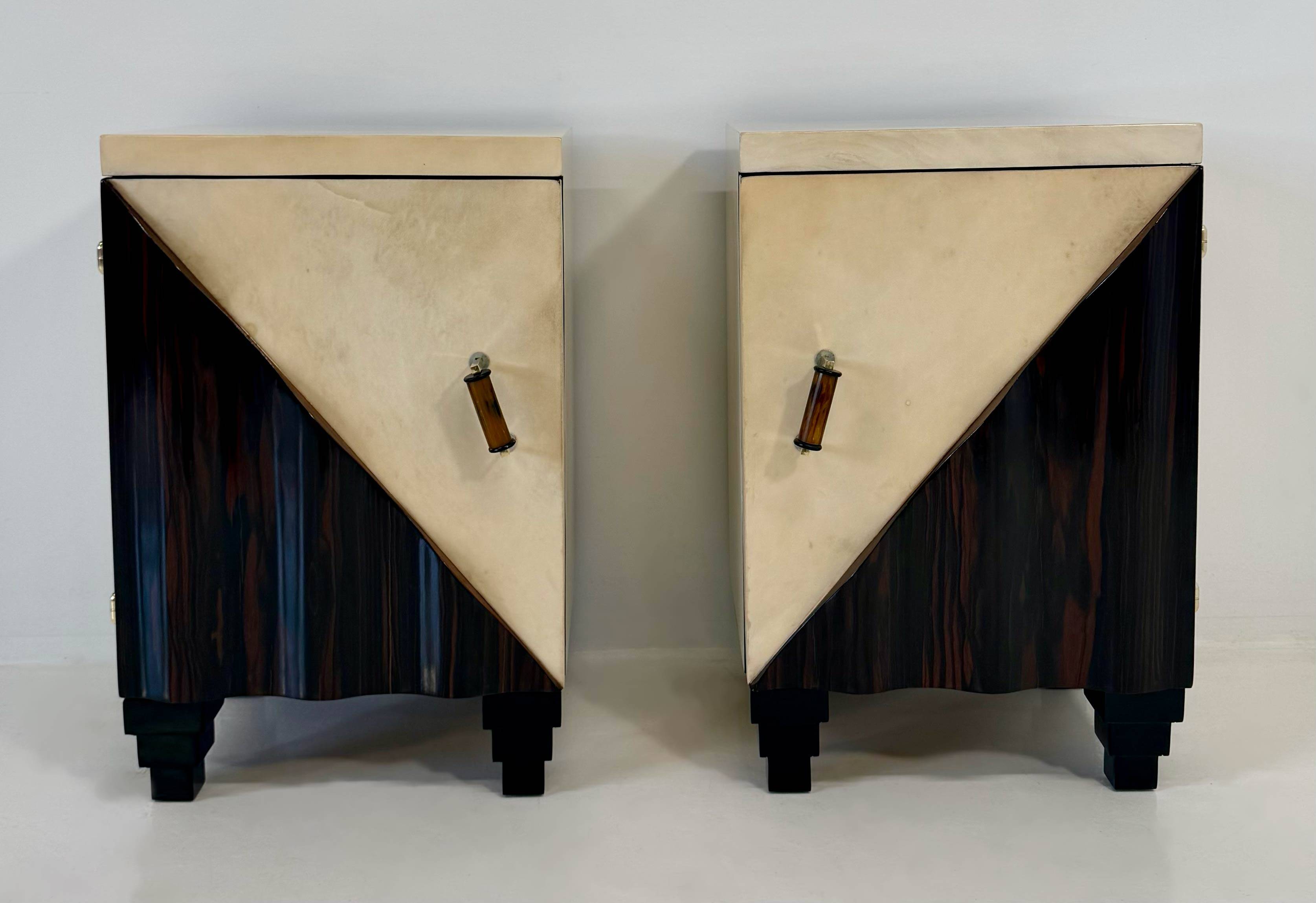 Paire de tables de nuit Art Déco italiennes attribuées à Gaetano Borsani, années 1930.