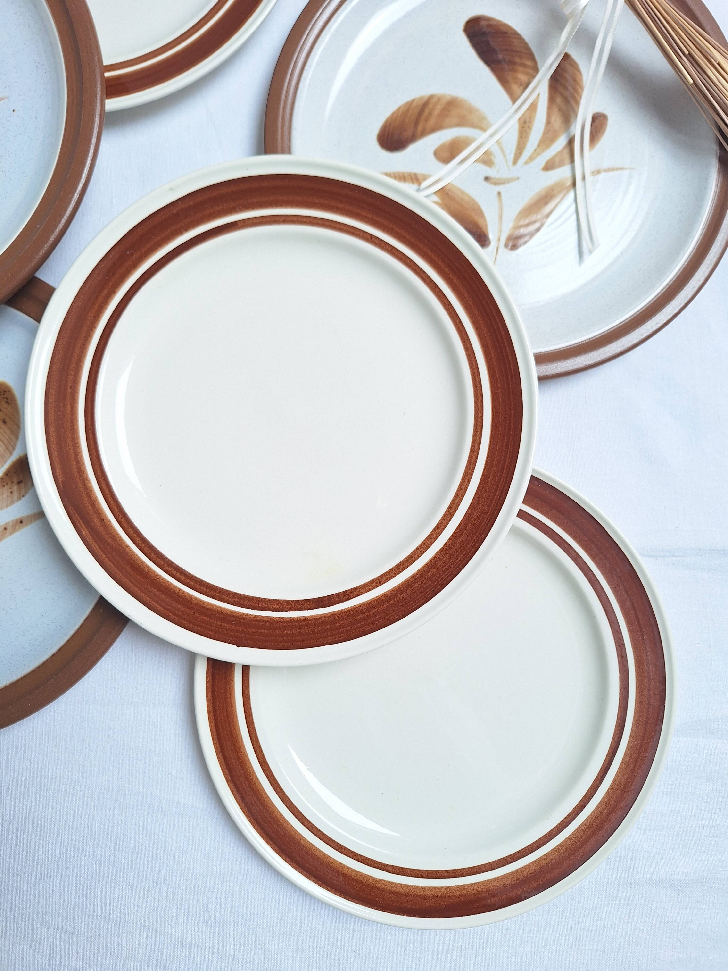 Assiette plates à fleurs marron années 1970