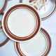 Assiette plates à fleurs marron années 1970