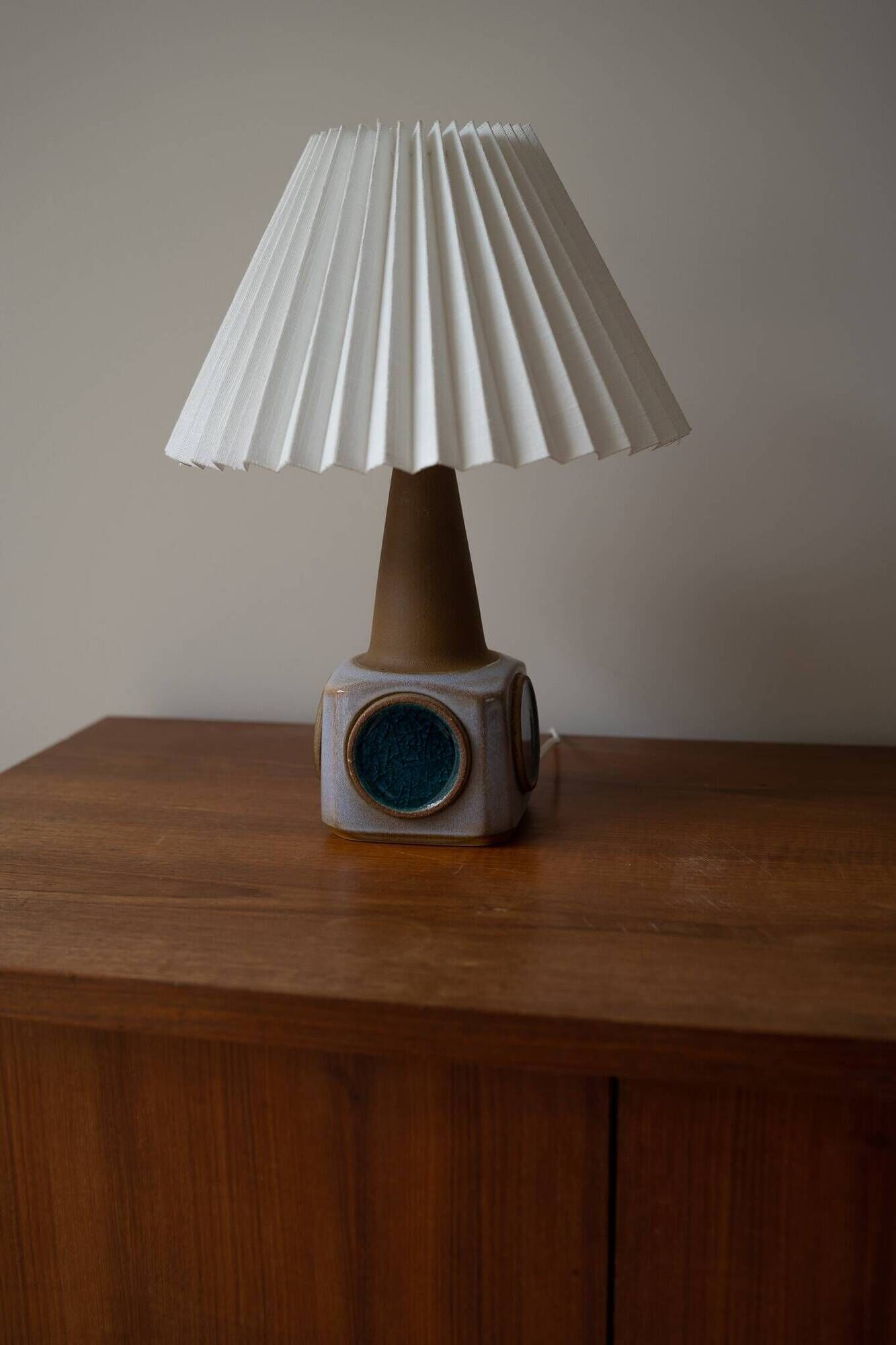 Lampe de table en céramique danoise beige/ lilas/ bleu