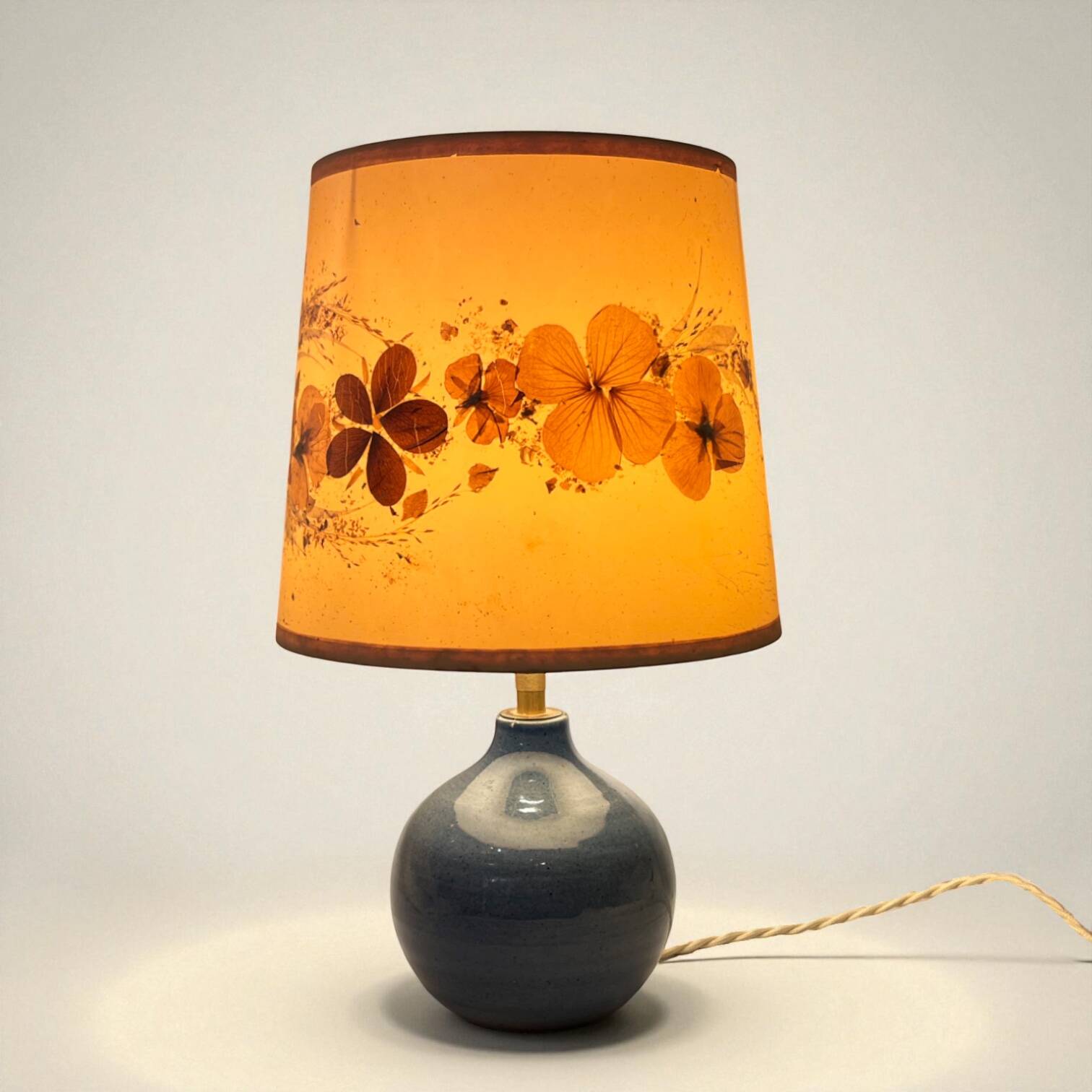 Lampe vintage en grès céramique bleu lavande - abat-jour fleurs séchées