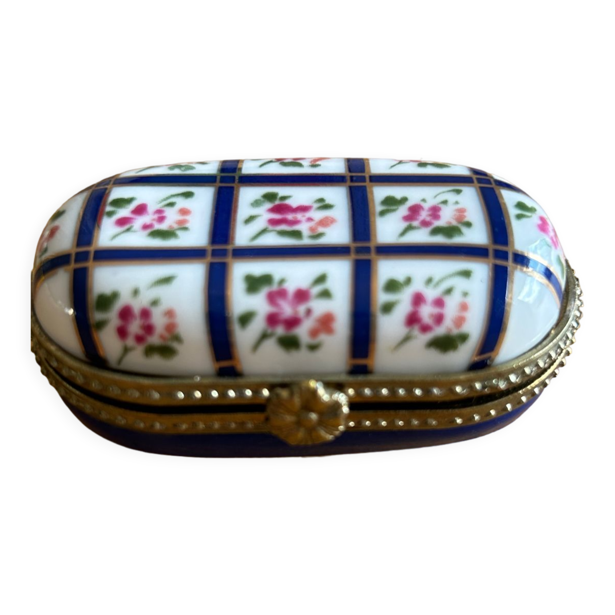 Porcelain pillbox