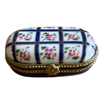 Porcelain pillbox