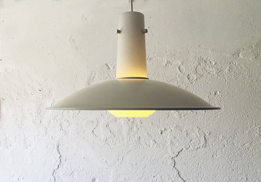 Suspension allemande opaline et métal, années 1960