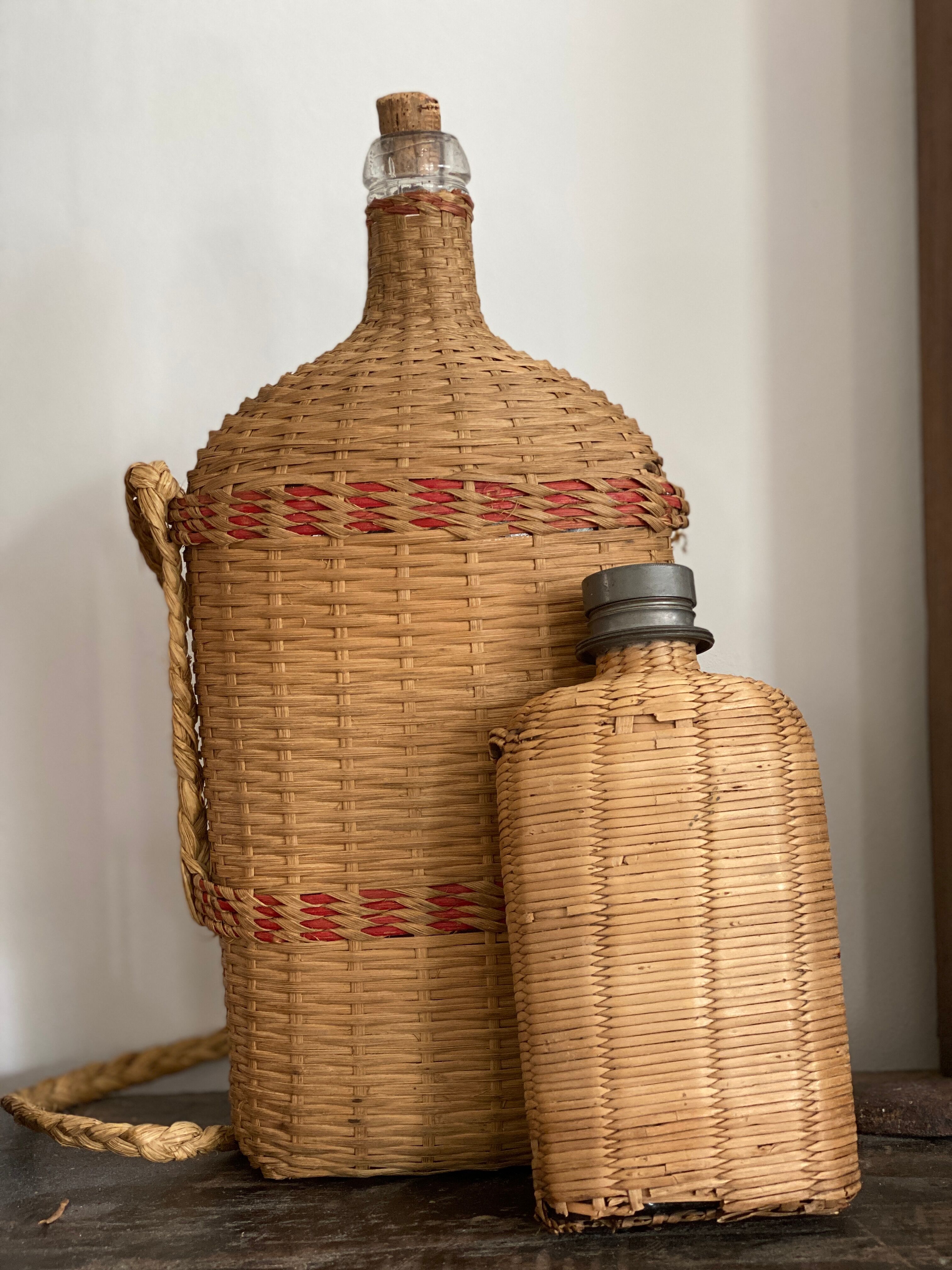 Duo de bouteilles en rotin