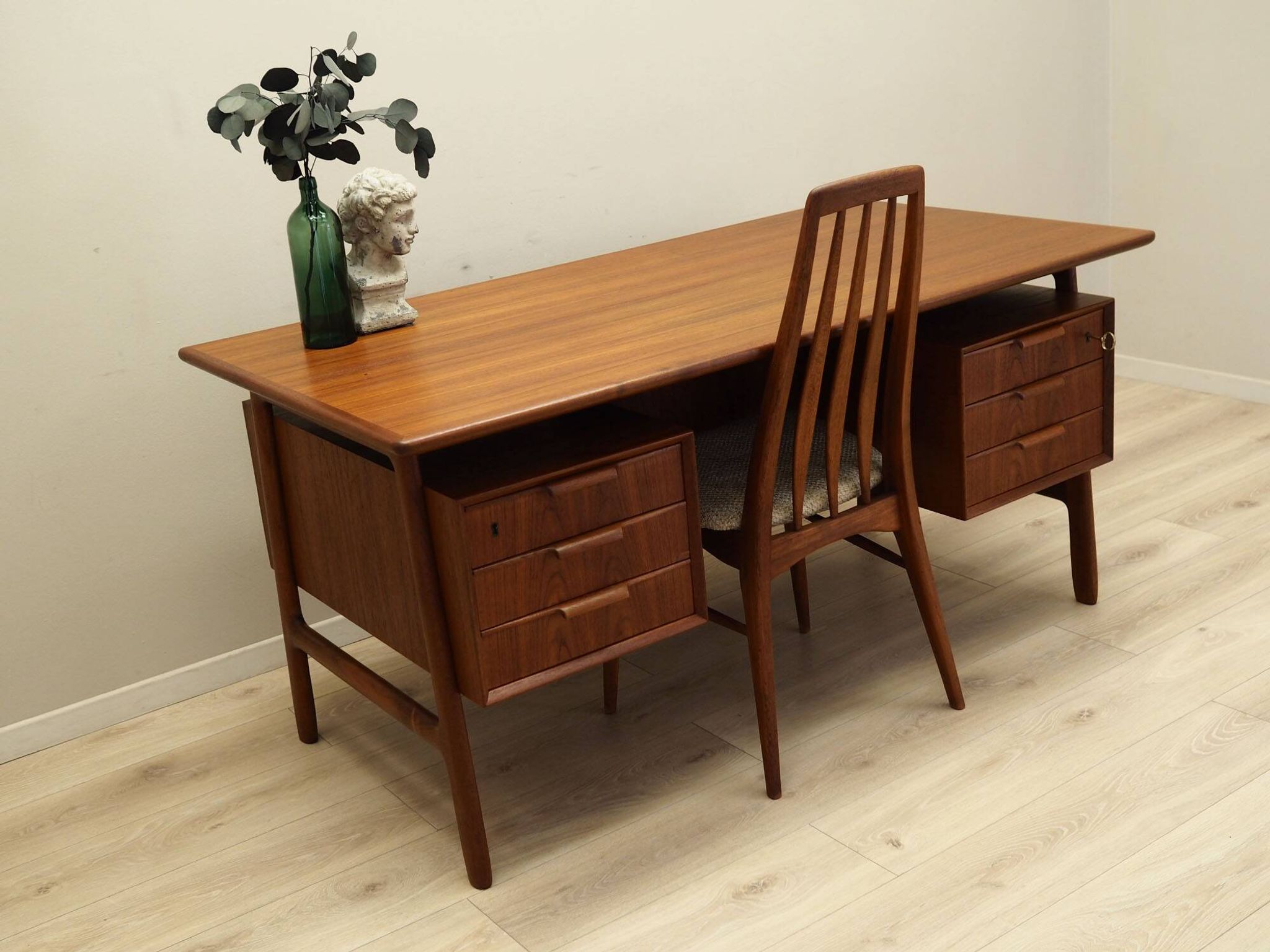 Bureau en teck, design danois, années 1970, fabricant : Omann Jun
