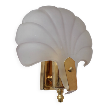 Shell-shaped glass wall light