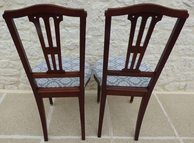 Paire de chaises de style classique en bois, laiton et tissu