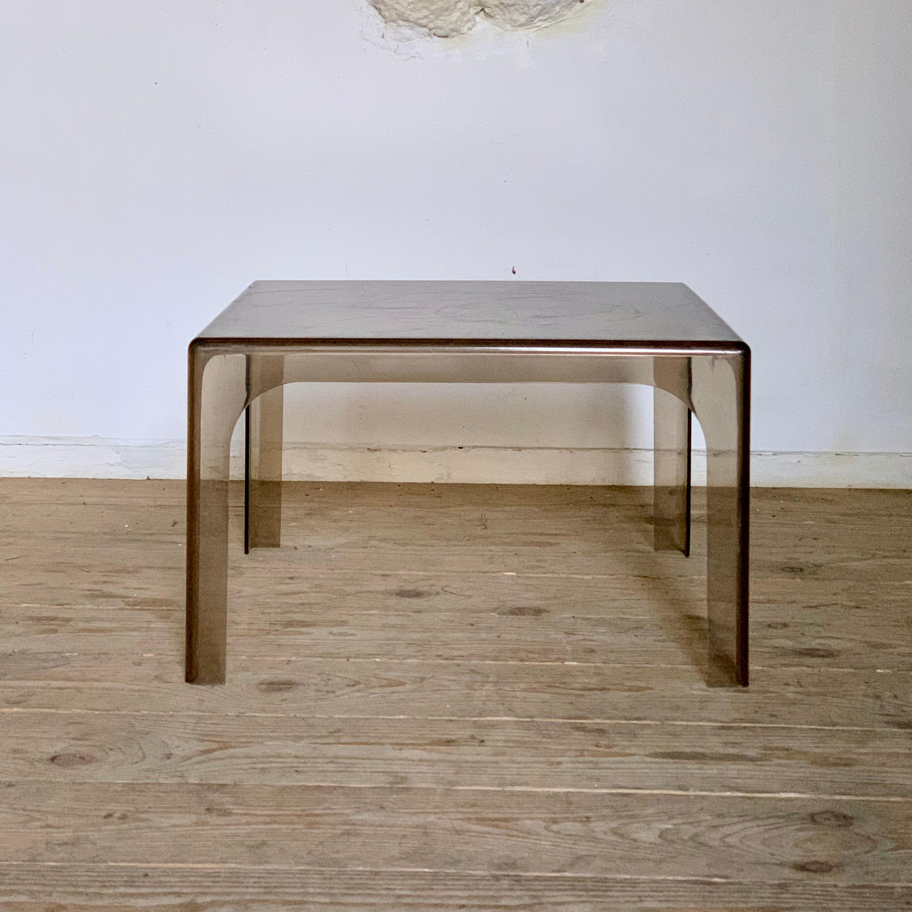 Table plexiglass fumé vintage