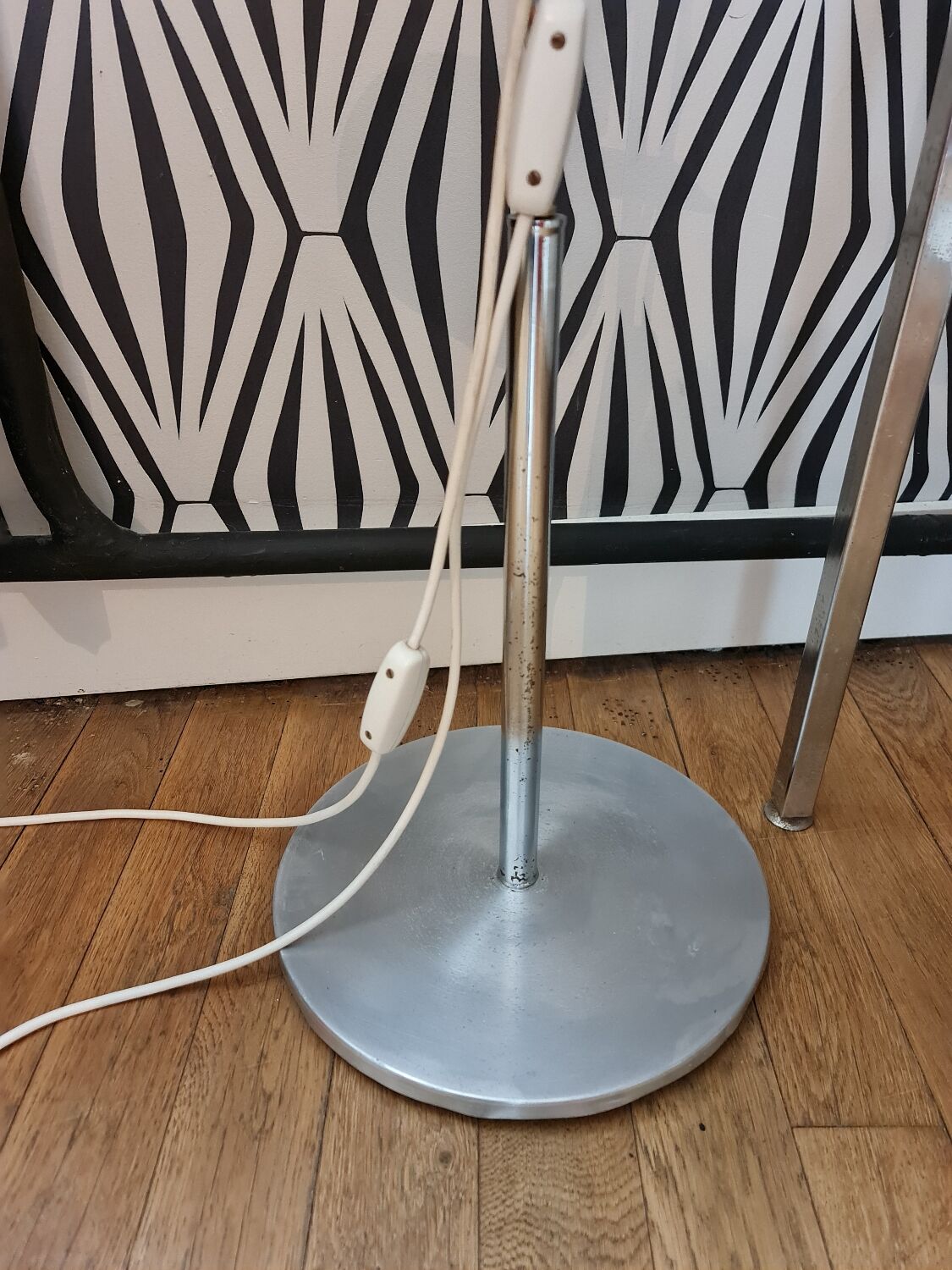 Two-light floor lamp with removable magnetic Eyes Ball.