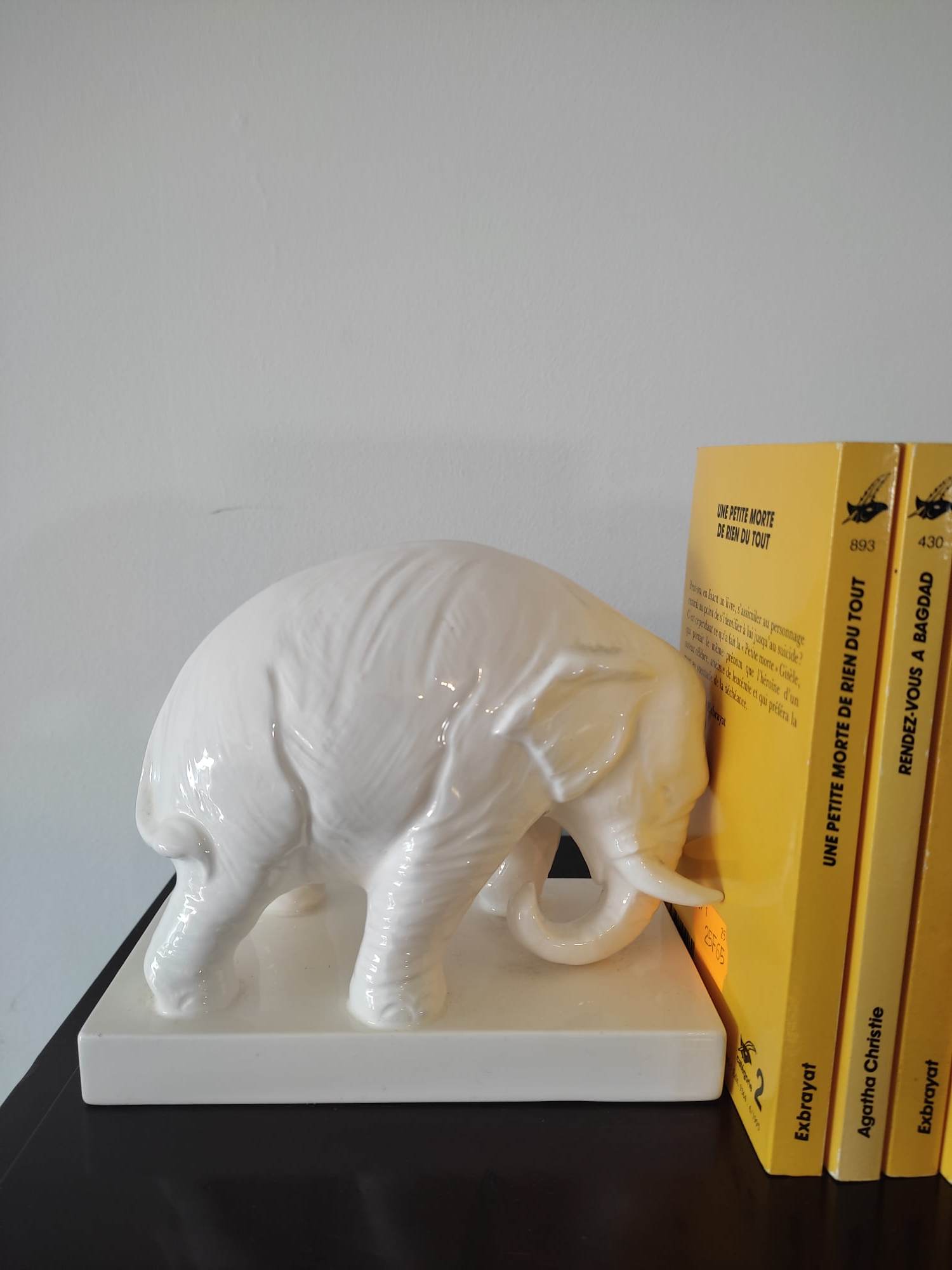 Book endpiece "elephants" in white ceramic
