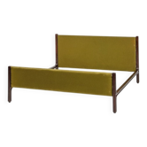 Lit double en bois et tissu vert par Gianfranco Frattini pour Bernini, années 1960.