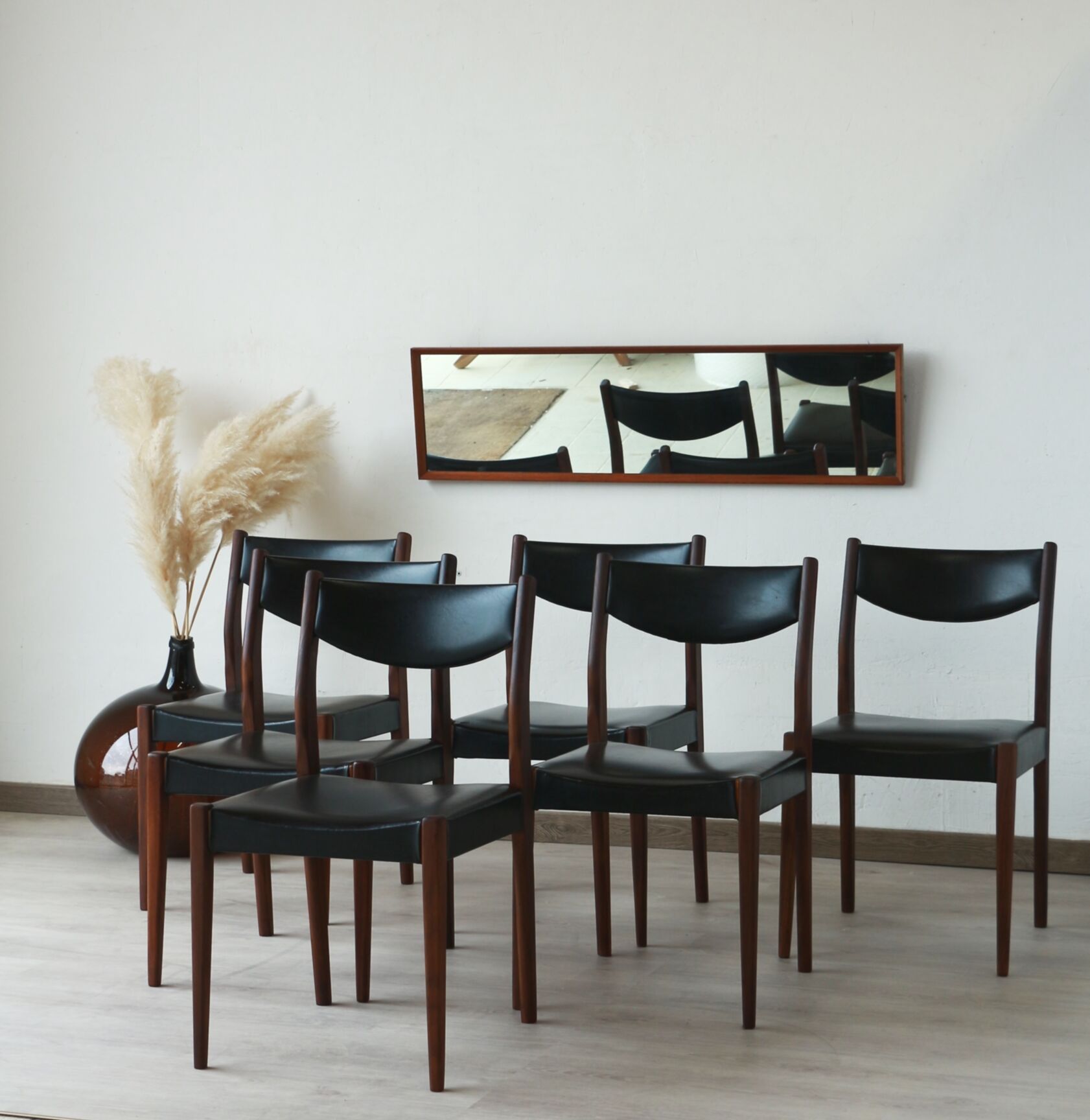 Series of 6 chairs in skai and teak